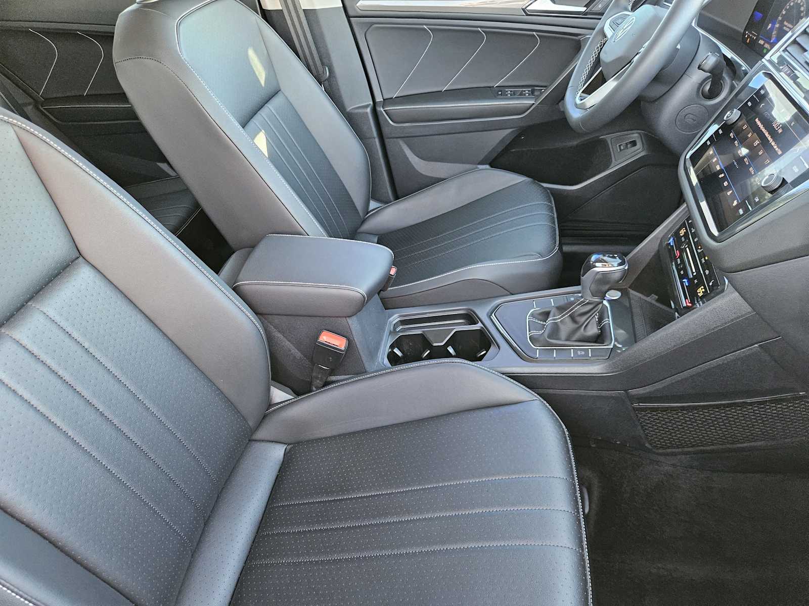 Thumbnail: 2022 Volkswagen Tiguan - 14