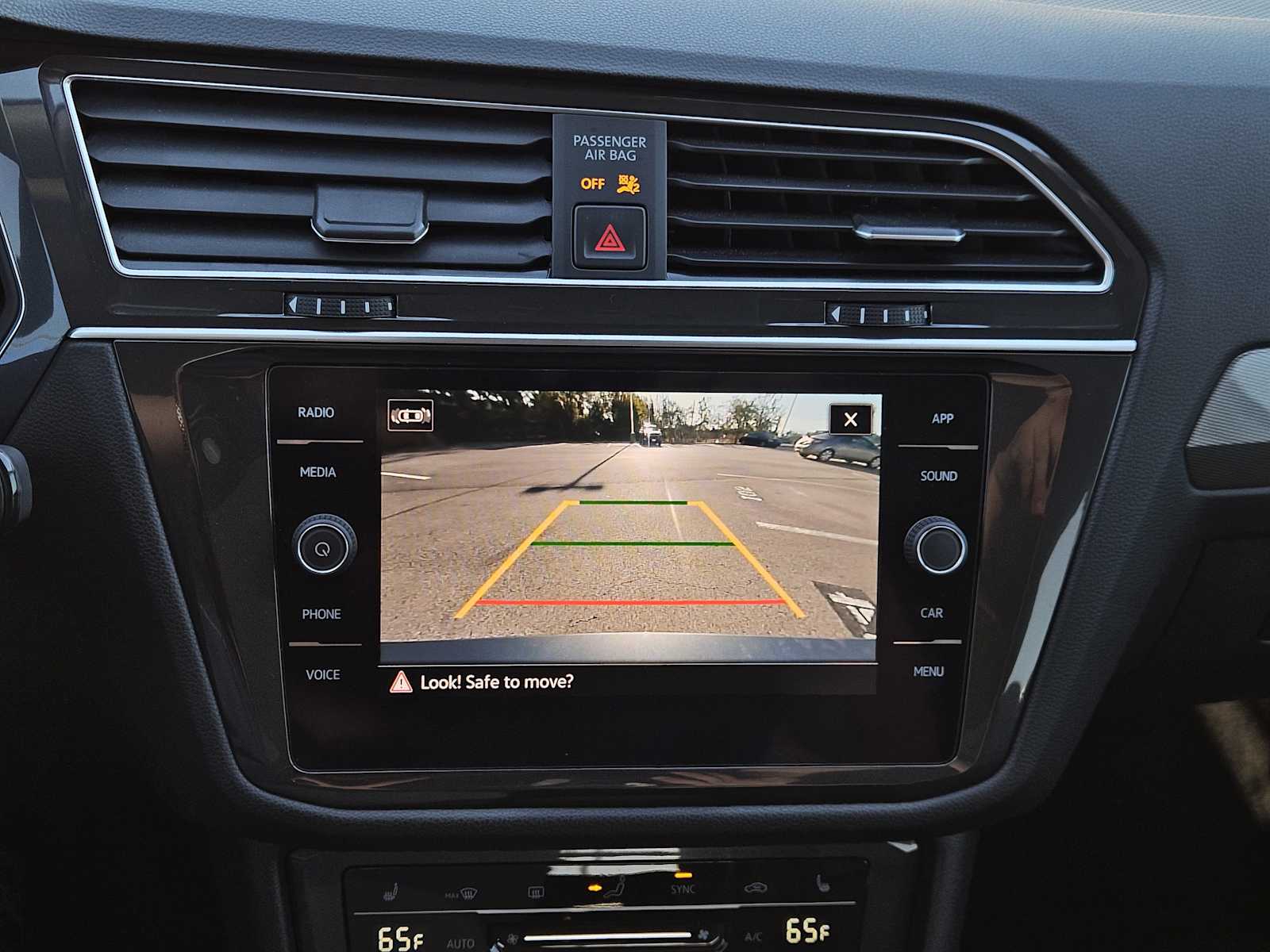 Thumbnail: 2022 Volkswagen Tiguan - 18