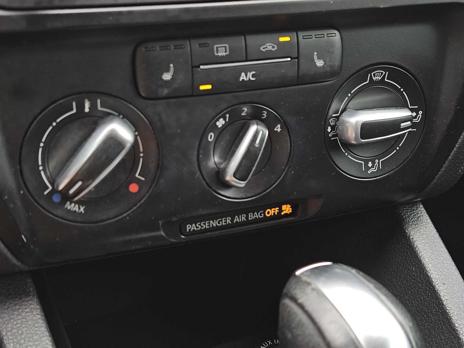 Thumbnail: 2014 Volkswagen Jetta - 17