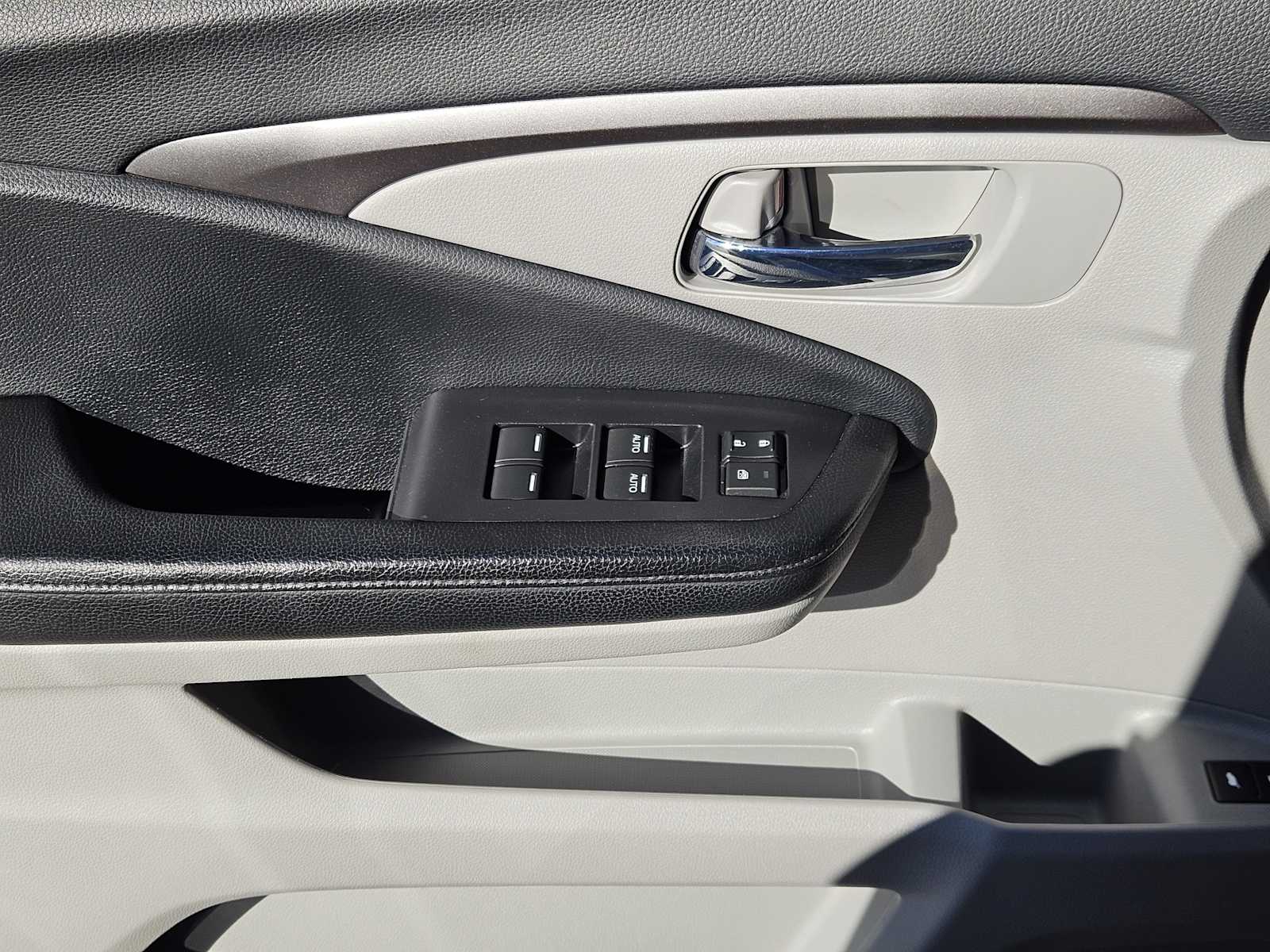 Thumbnail: 2018 Honda Pilot - 21