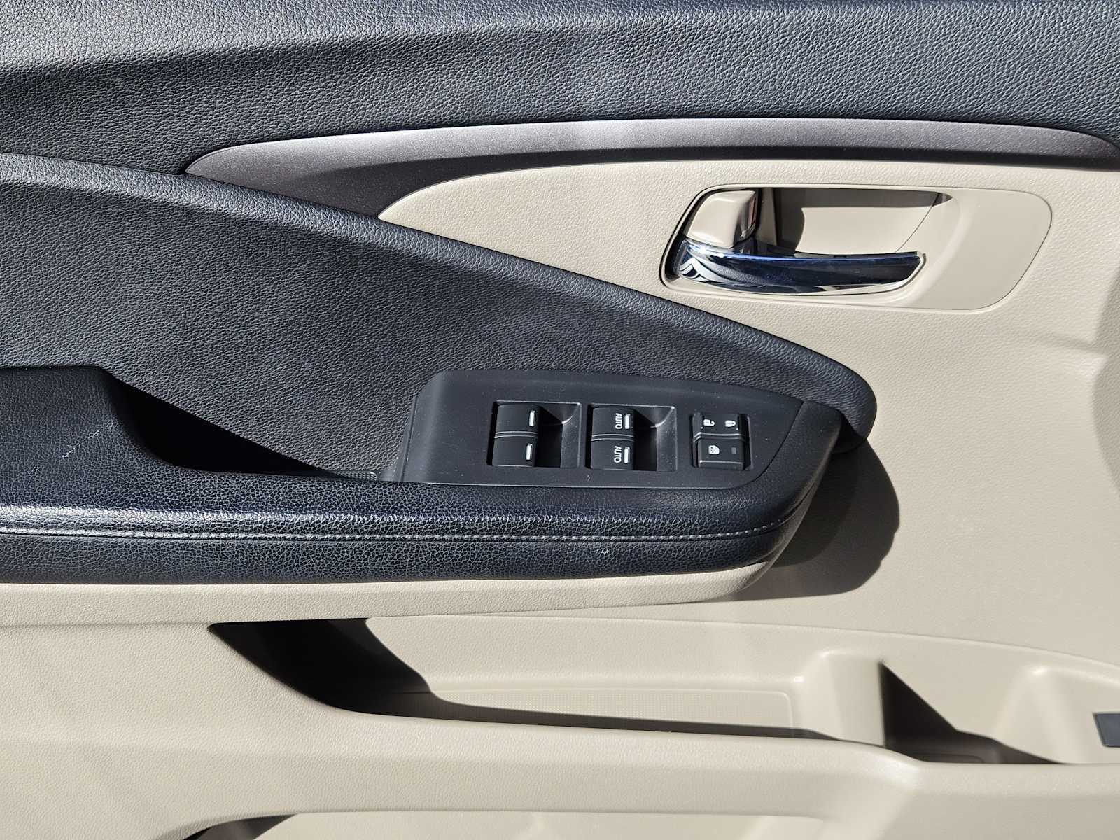 Thumbnail: 2016 Honda Pilot - 21