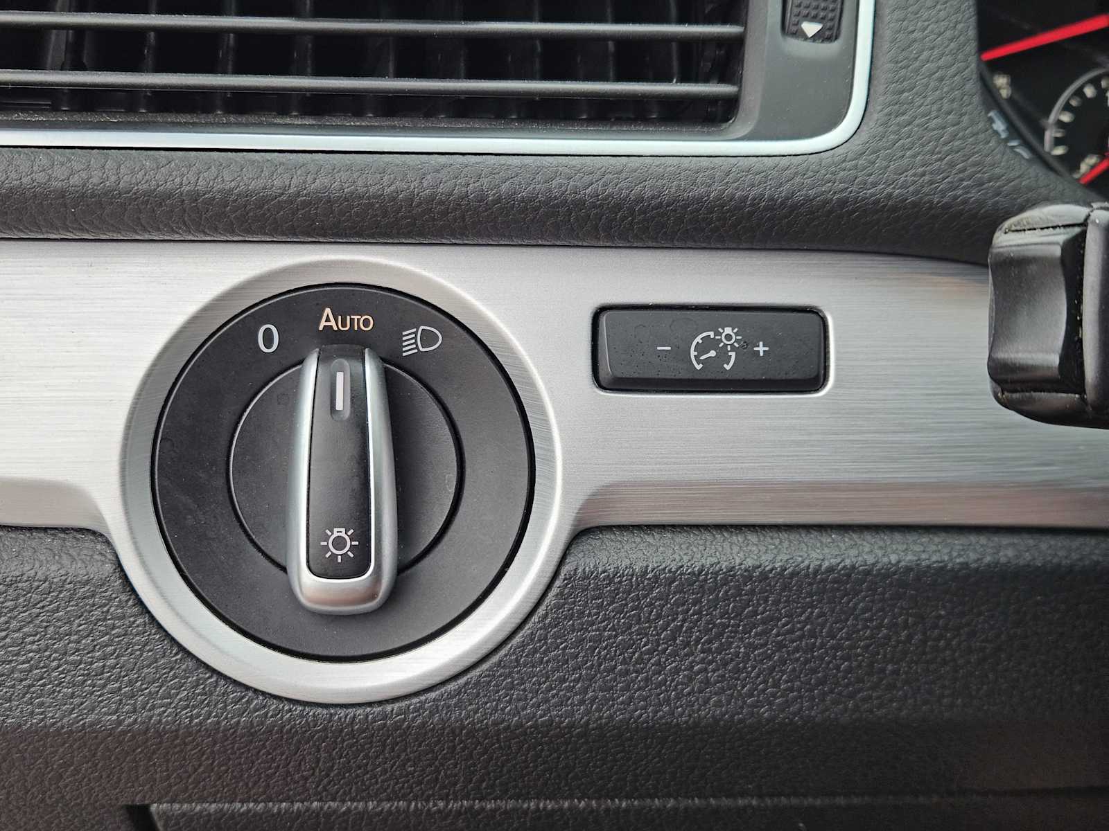 Thumbnail: 2013 Volkswagen Passat - 19