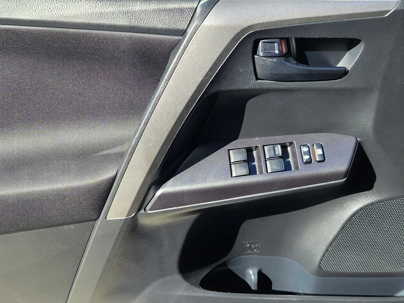 Thumbnail: 2018 Toyota RAV4 - 21