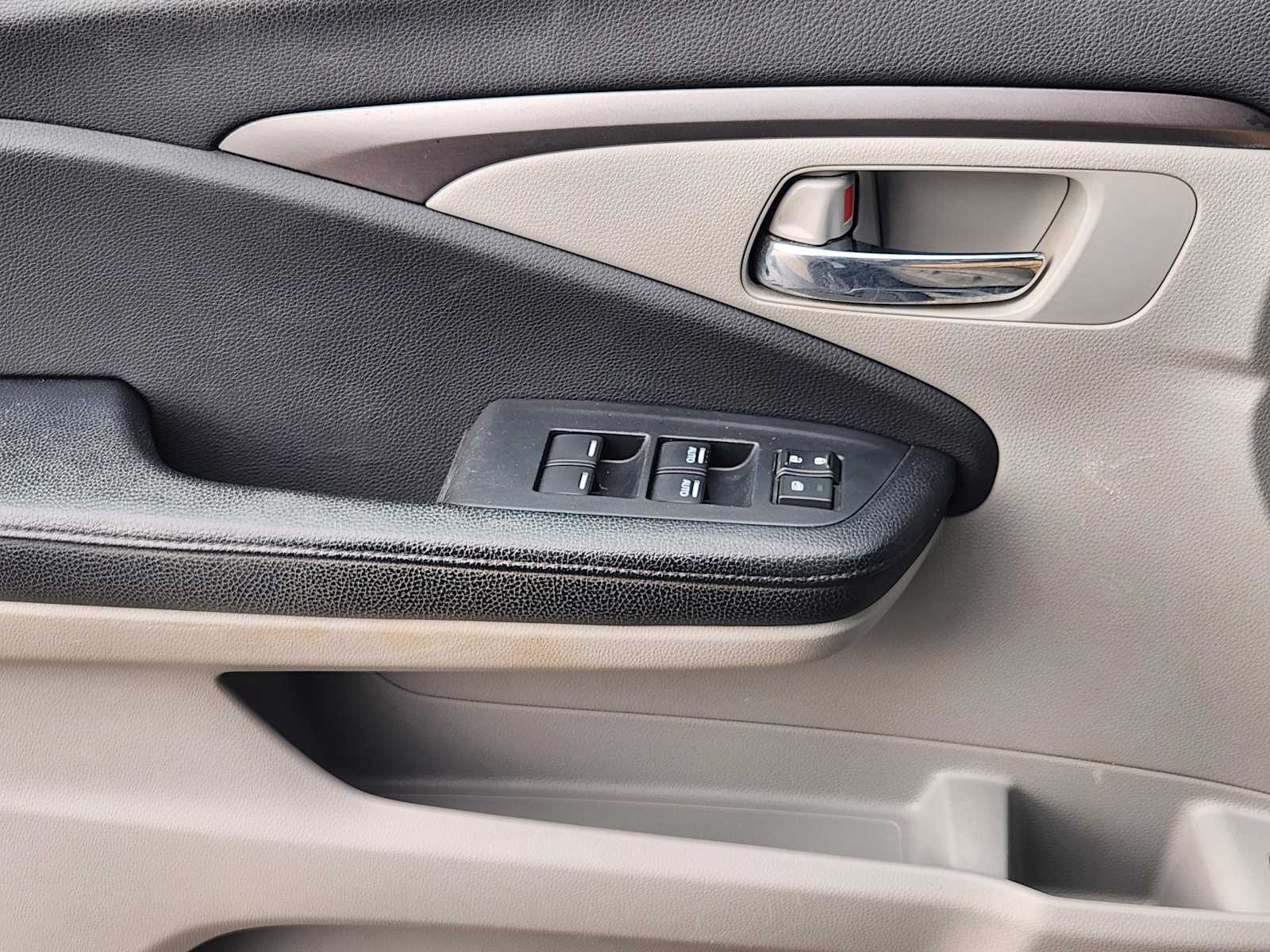 Thumbnail: 2016 Honda Pilot - 23