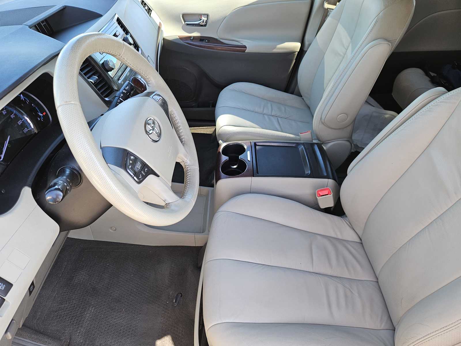 Thumbnail: 2011 Toyota Sienna - 13