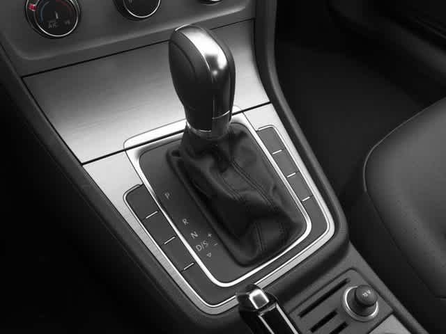 Thumbnail: 2016 Volkswagen Golf - 11