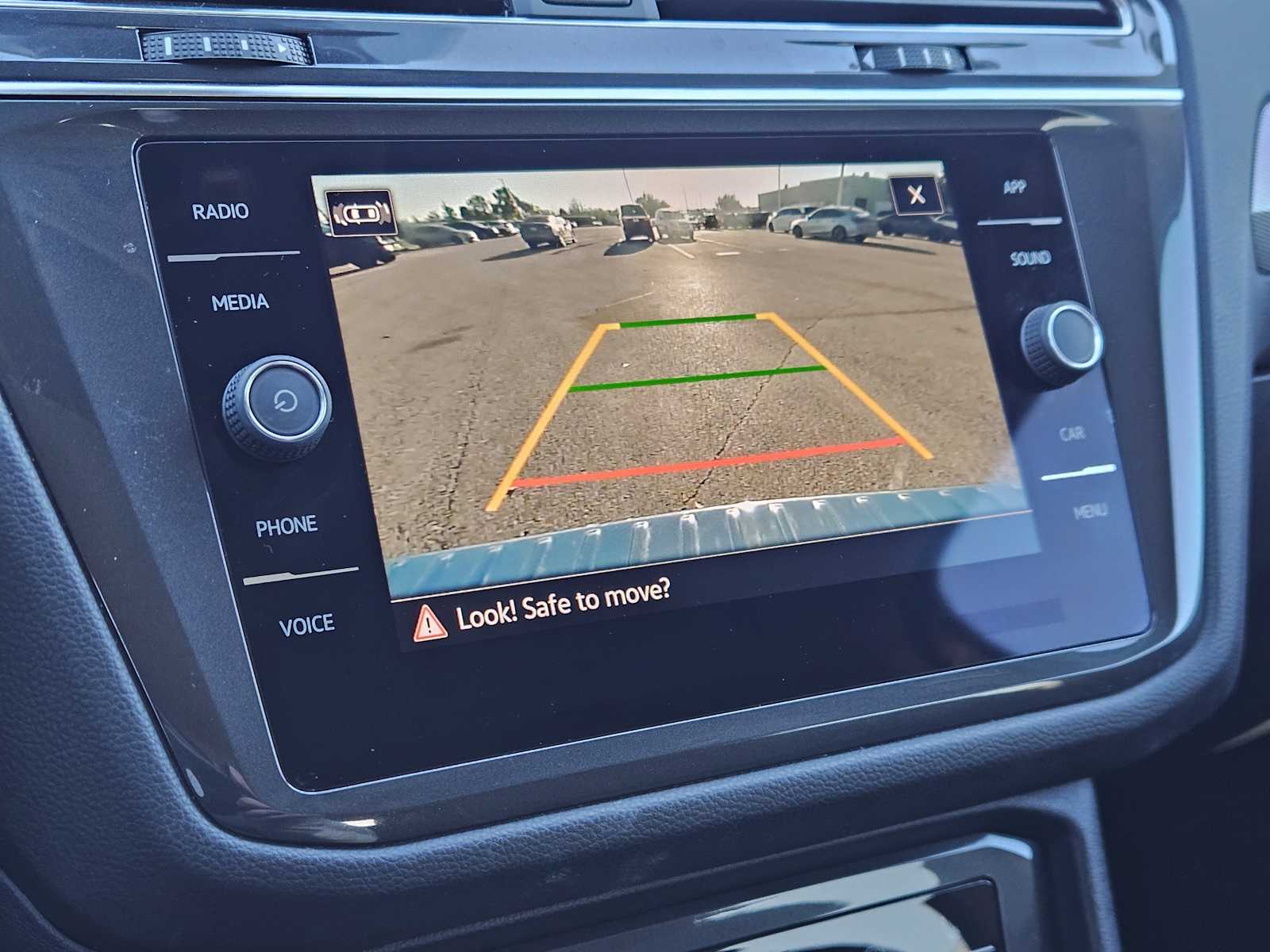 Thumbnail: 2022 Volkswagen Tiguan - 18