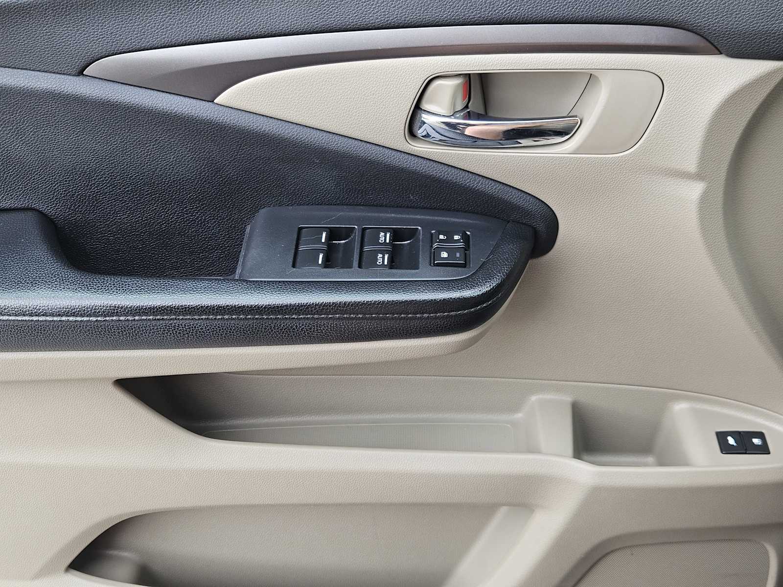 Thumbnail: 2016 Honda Pilot - 21