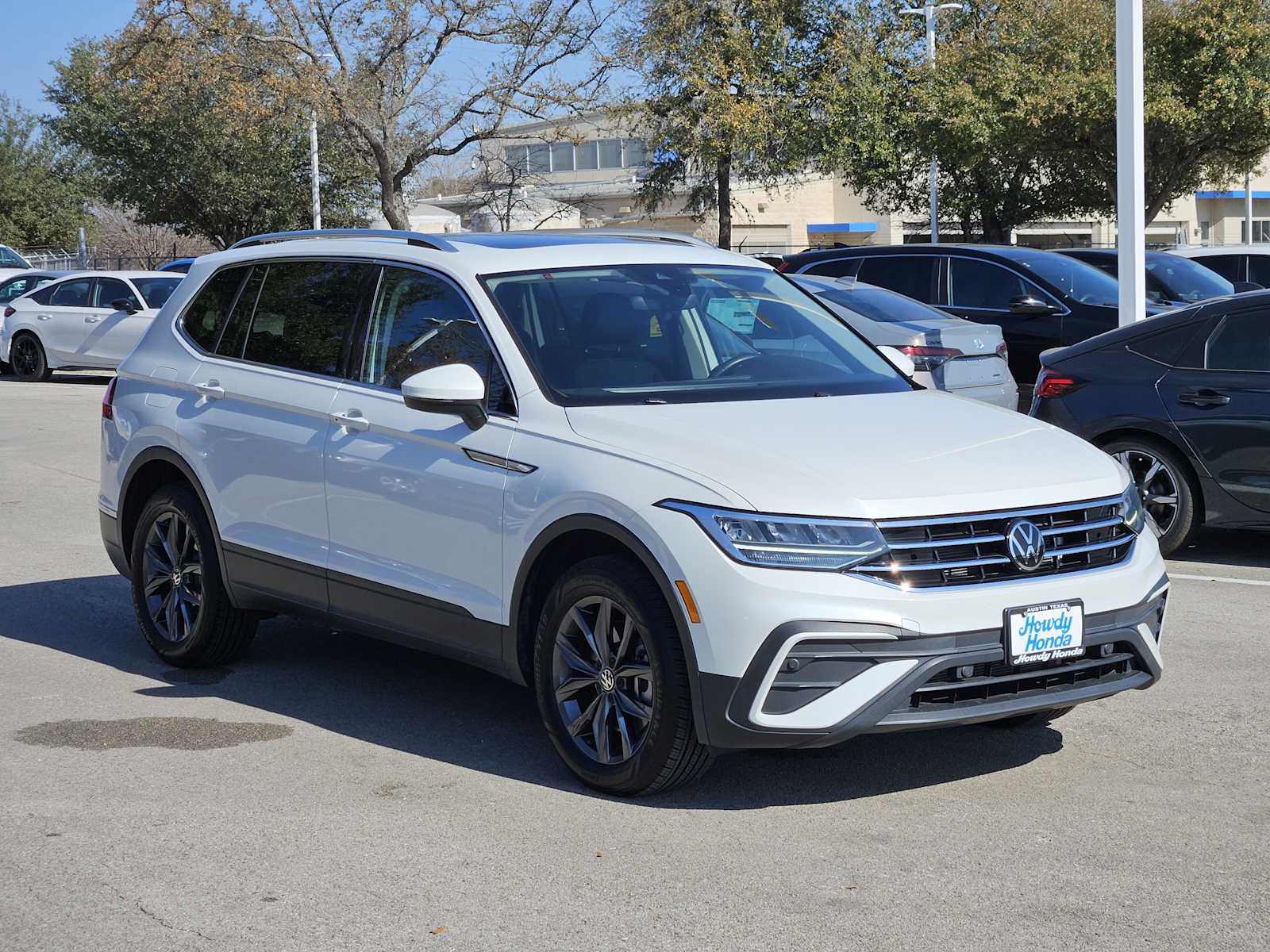 Thumbnail: 2023 Volkswagen Tiguan - 3
