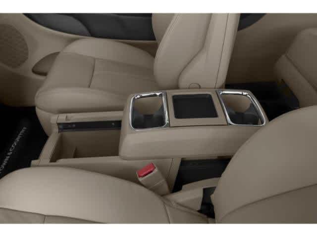 Thumbnail: 2015 Chrysler Town & Country - 17