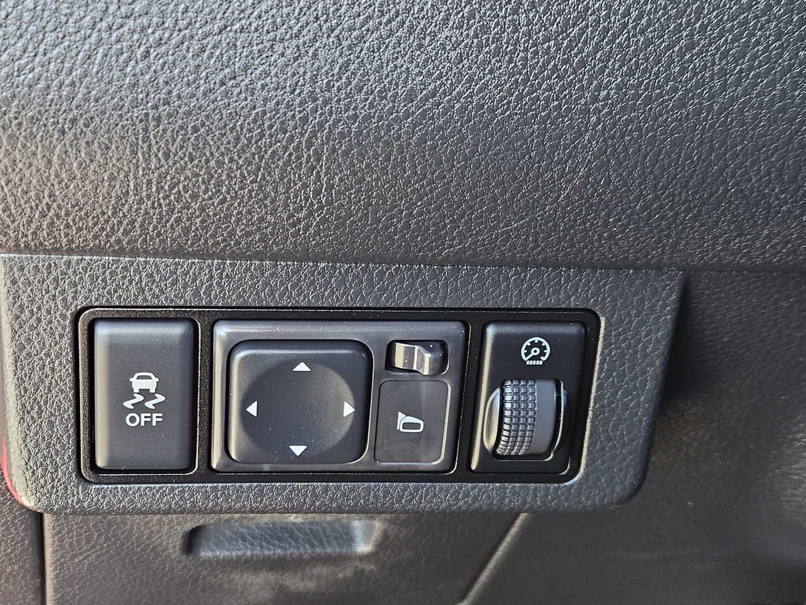 Thumbnail: 2012 Nissan Versa - 19