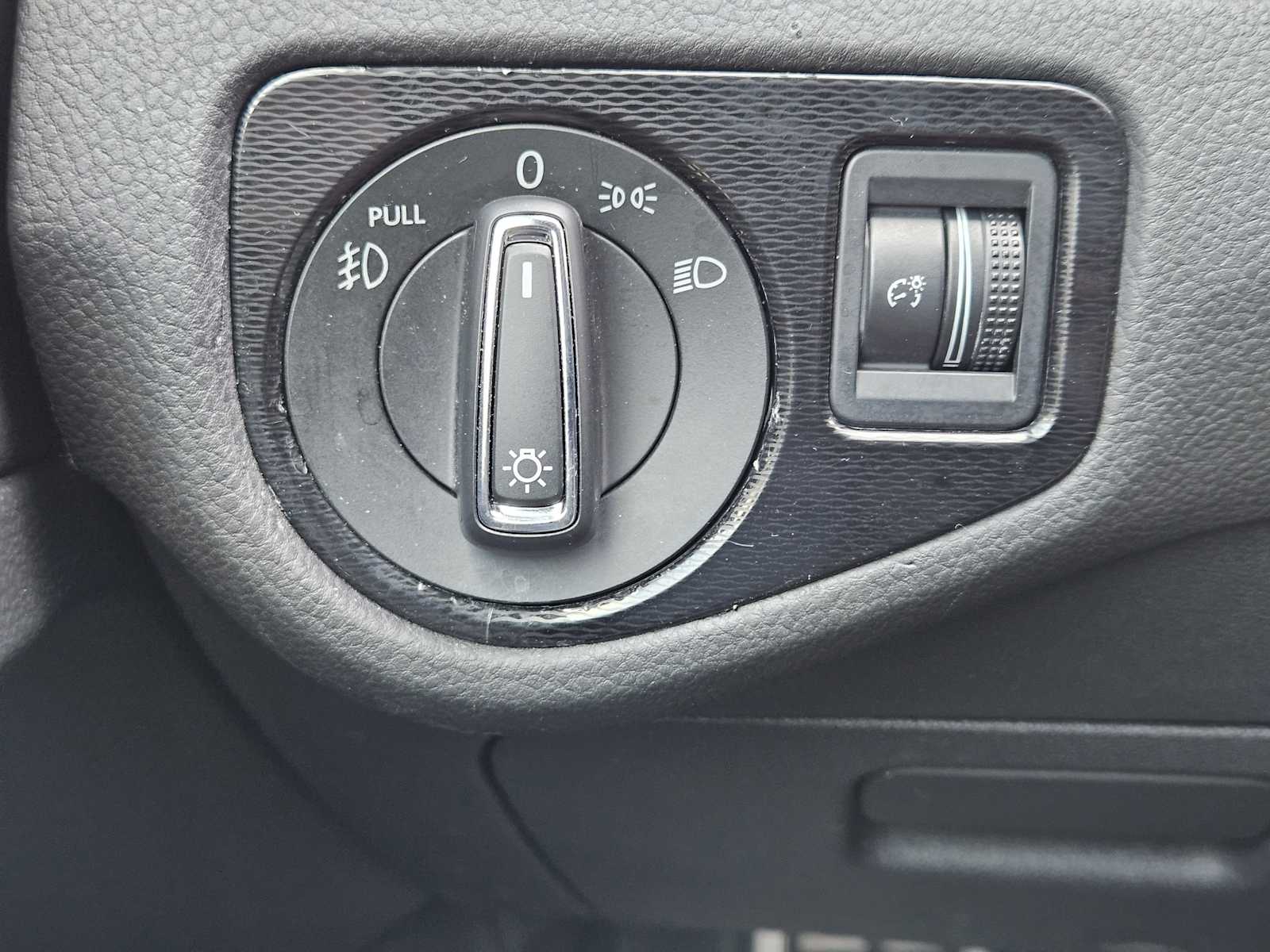 Thumbnail: 2015 Volkswagen Golf - 20
