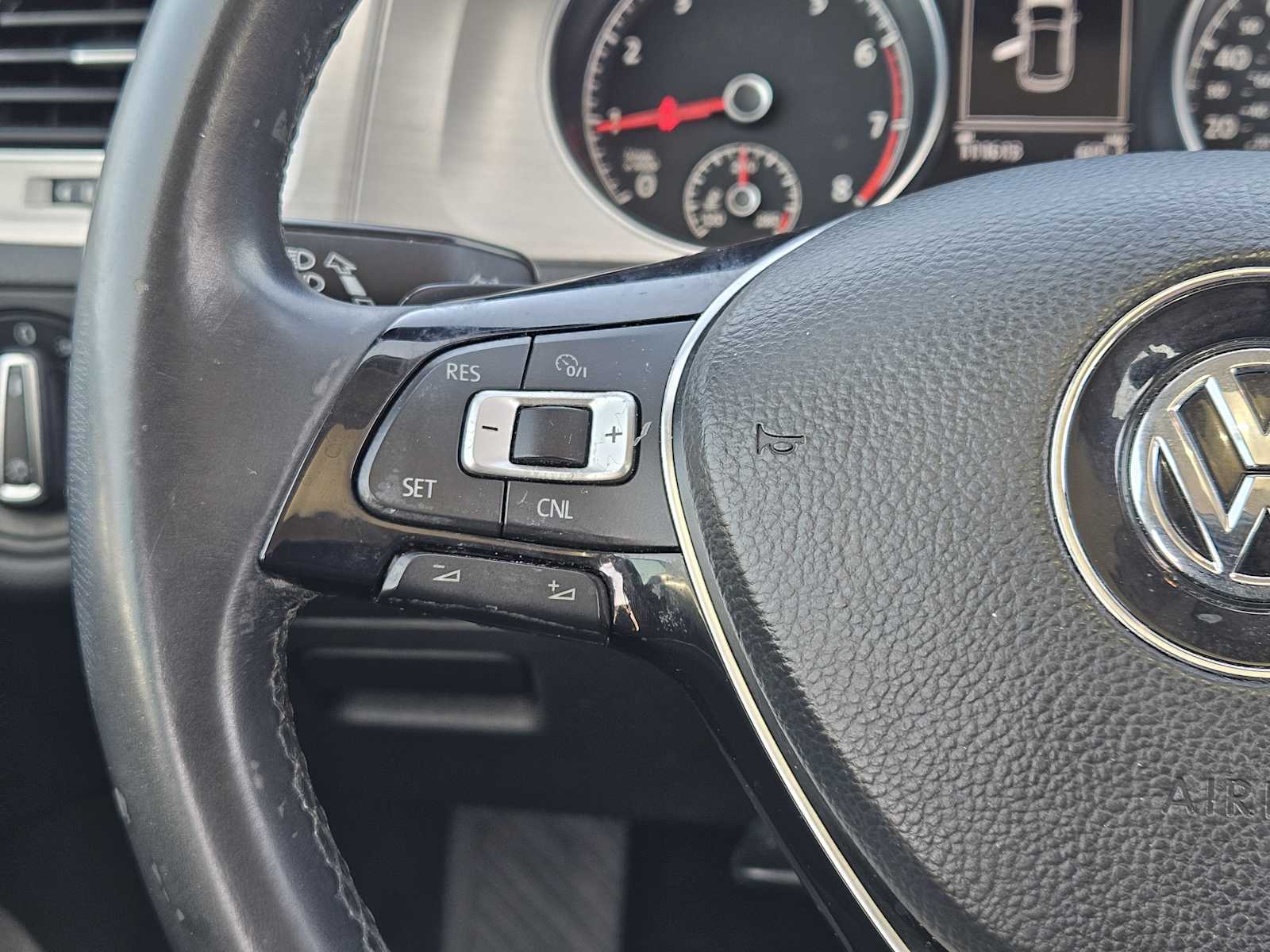 Thumbnail: 2016 Volkswagen Golf - 27