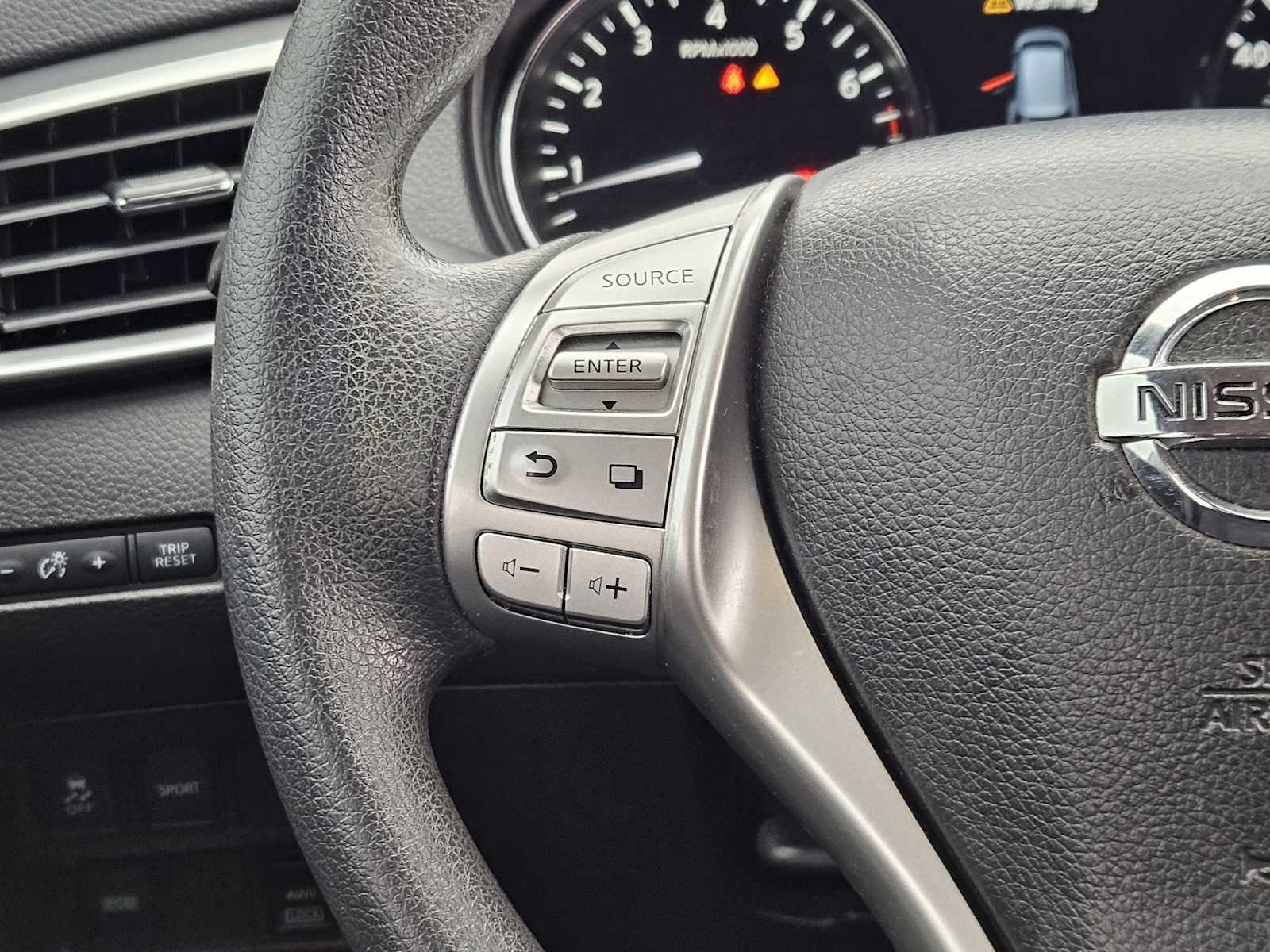 Thumbnail: 2015 Nissan Rogue - 26