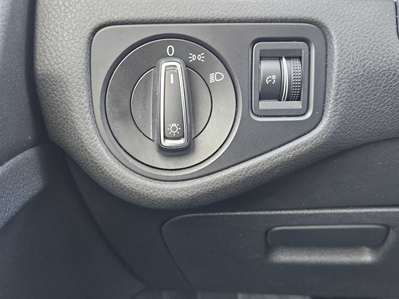 Thumbnail: 2016 Volkswagen Golf - 21