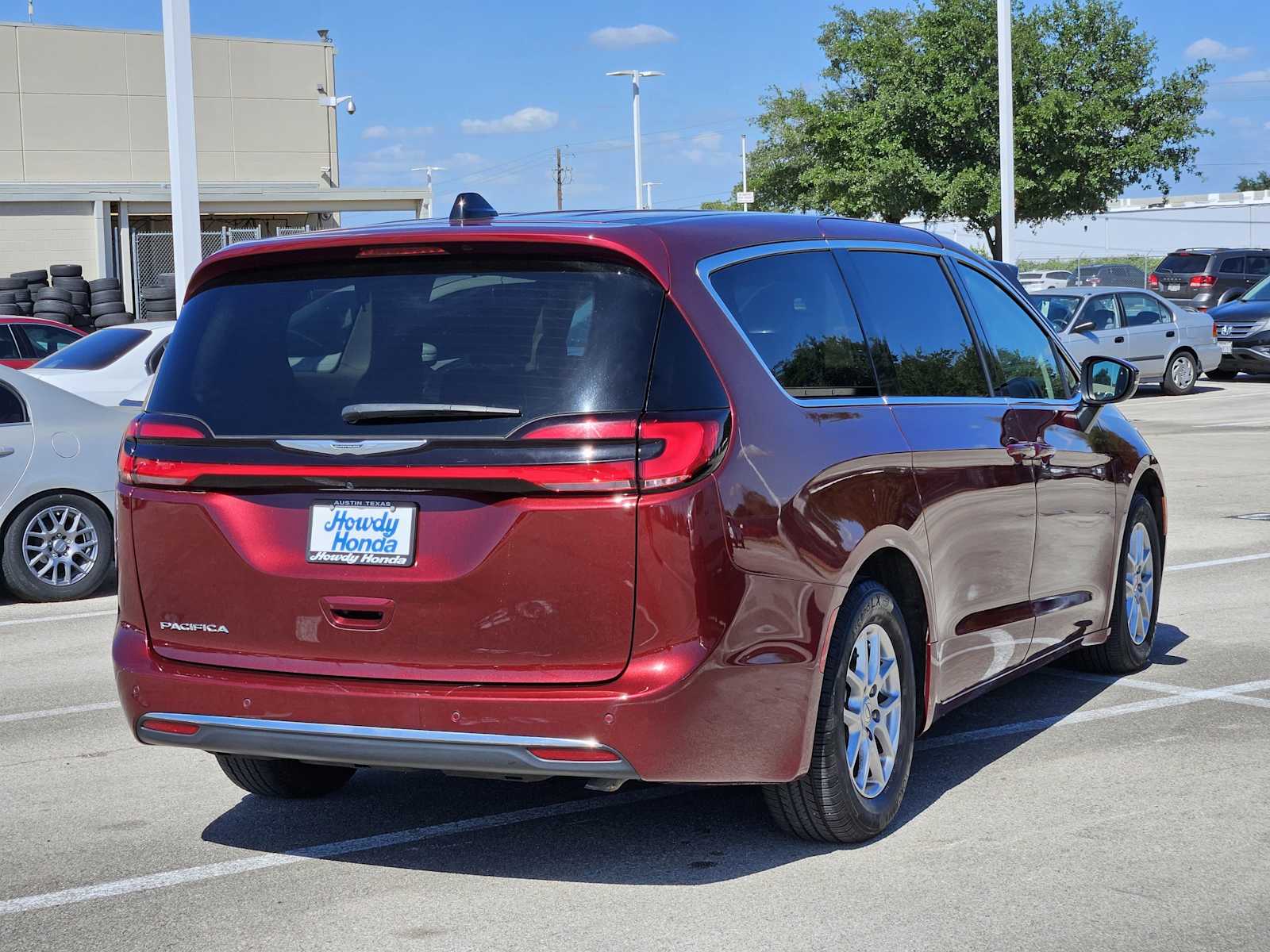 Thumbnail: 2023 Chrysler Pacifica - 4