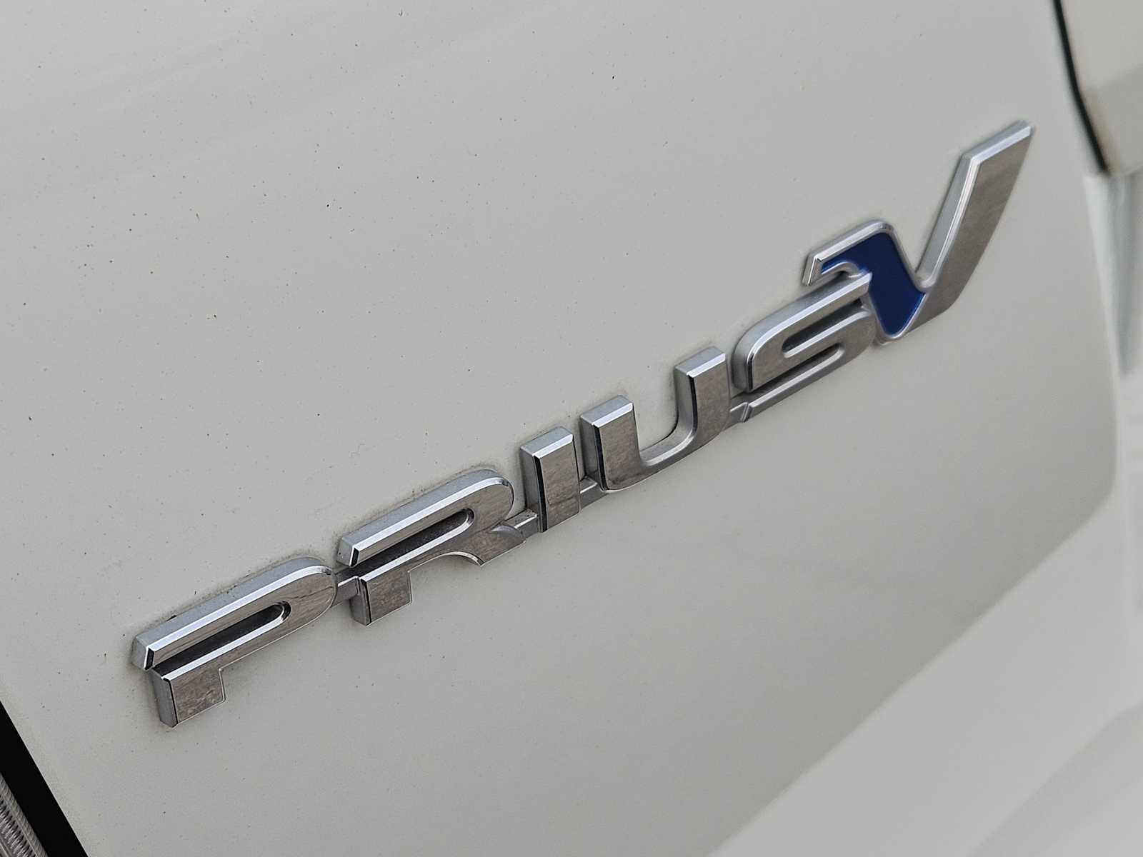 Thumbnail: 2015 Toyota Prius v - 11