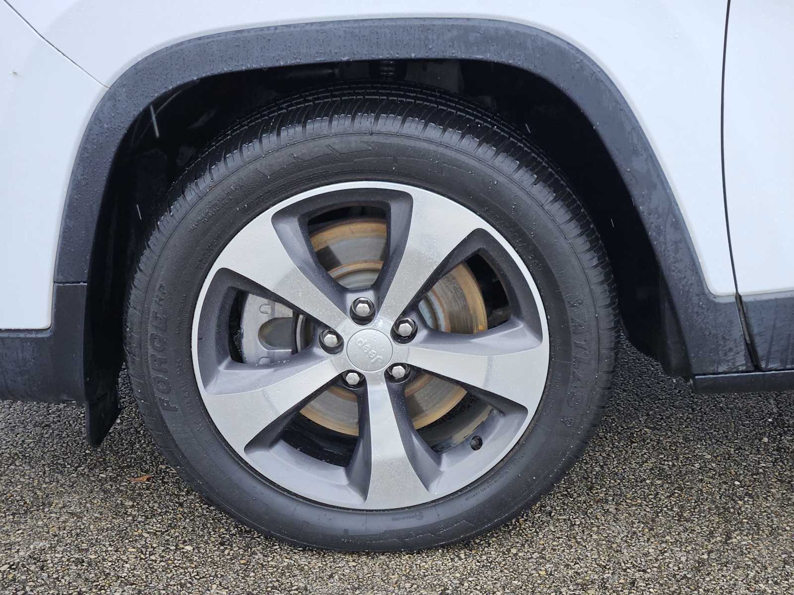 Thumbnail: 2019 Jeep Cherokee - 8