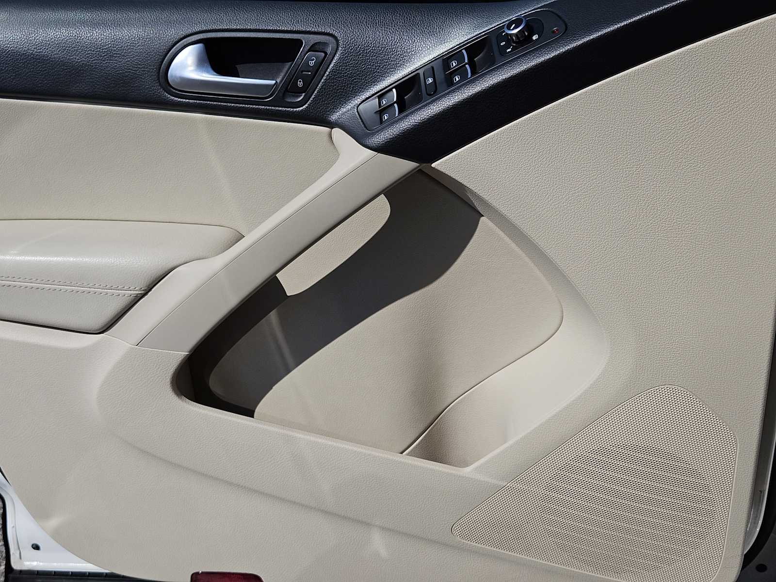 Thumbnail: 2014 Volkswagen Tiguan - 23