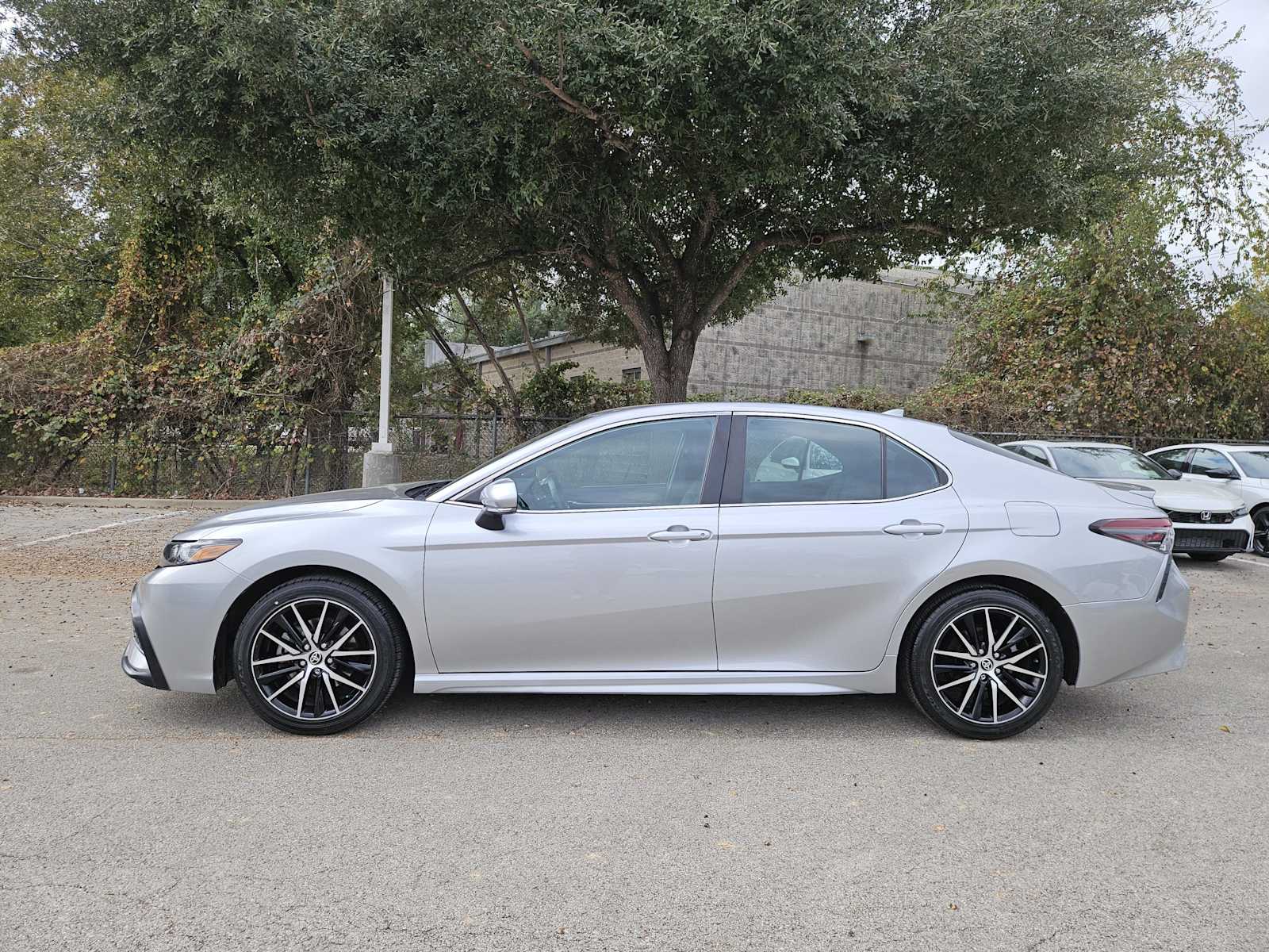 2022 Toyota Camry SE photo 3