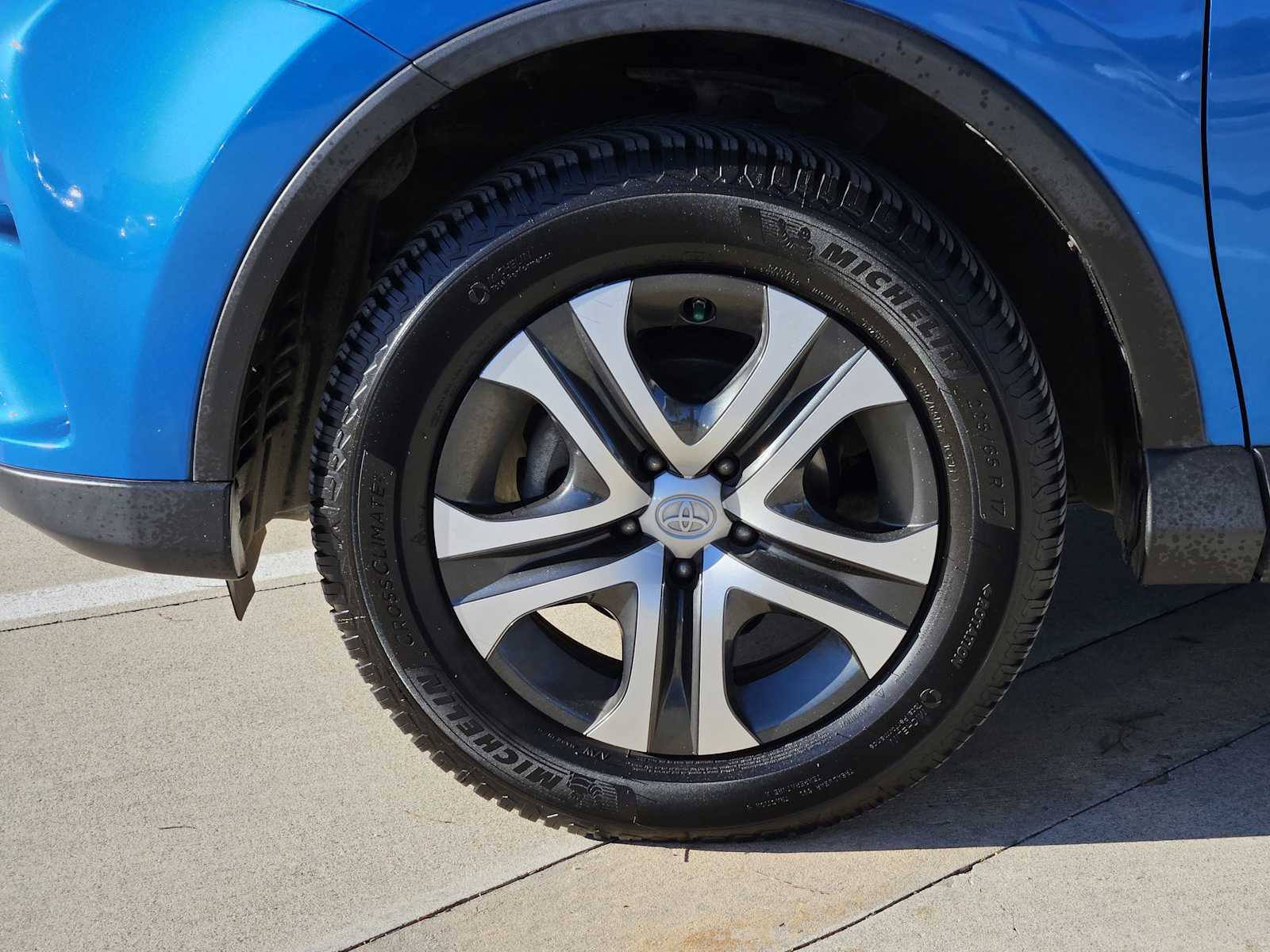 Thumbnail: 2017 Toyota RAV4 - 9