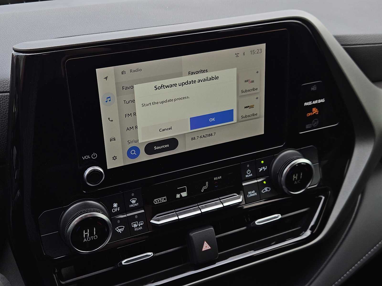 Thumbnail: 2023 Toyota Highlander - 17