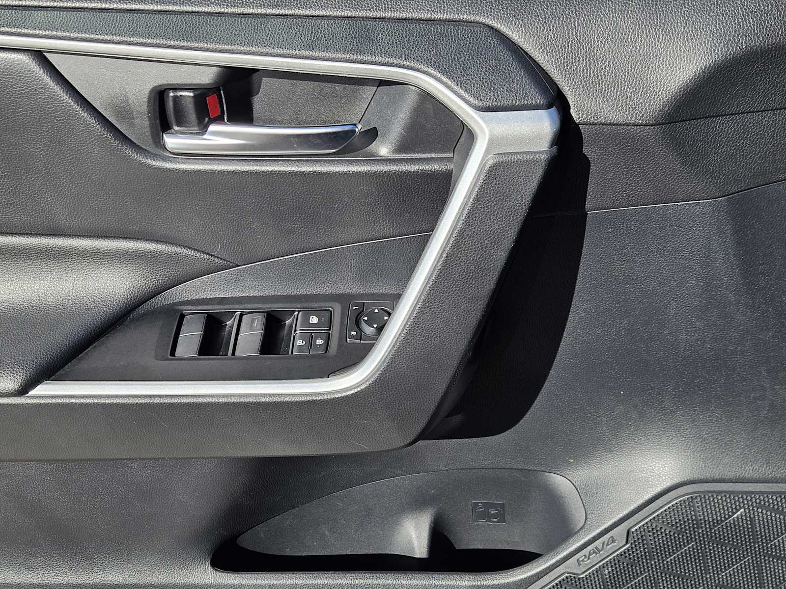 Thumbnail: 2021 Toyota RAV4 - 21