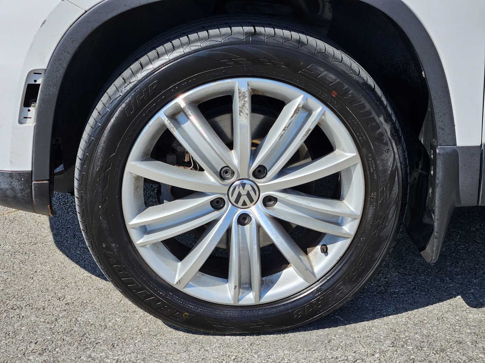 Thumbnail: 2014 Volkswagen Tiguan - 9