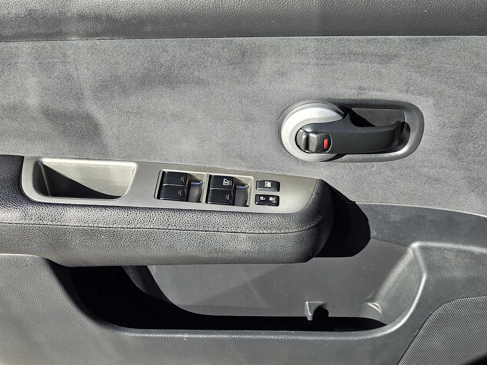 Thumbnail: 2012 Nissan Versa - 20