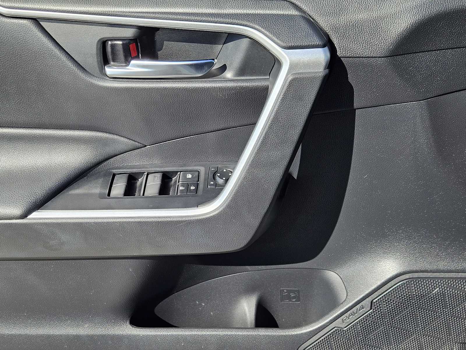 Thumbnail: 2021 Toyota RAV4 - 23