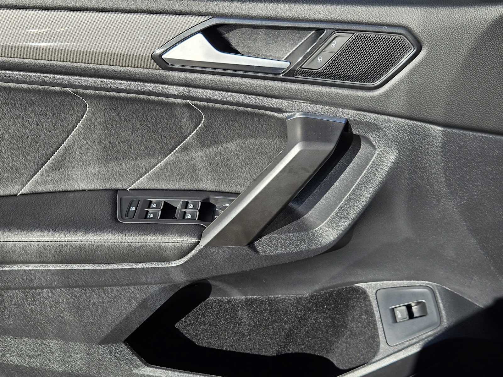 Thumbnail: 2022 Volkswagen Tiguan - 22