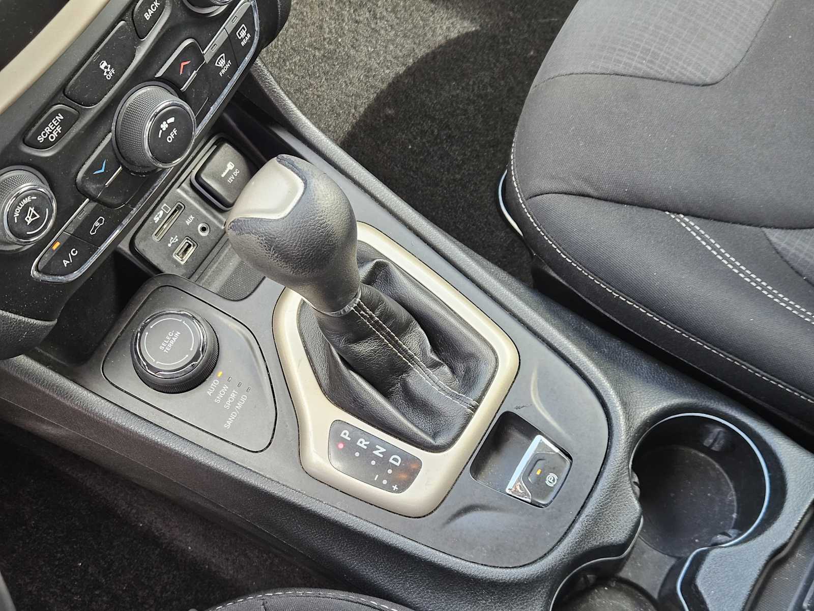 Thumbnail: 2015 Jeep Cherokee - 19