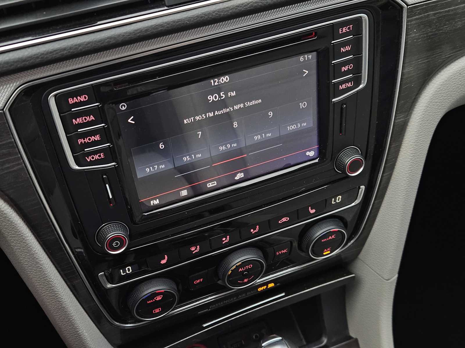 Thumbnail: 2017 Volkswagen Passat - 17