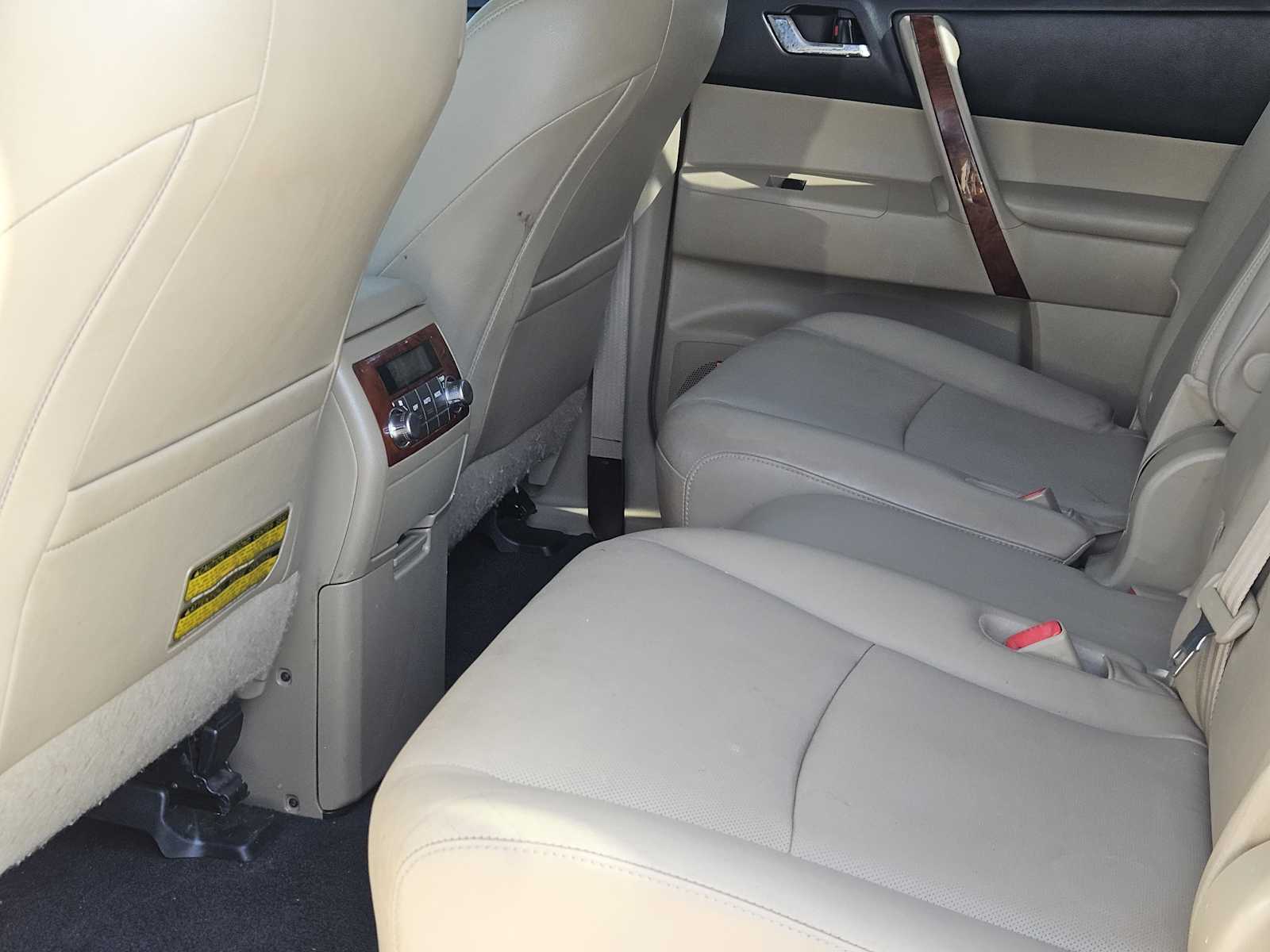 Thumbnail: 2012 Toyota Highlander - 30