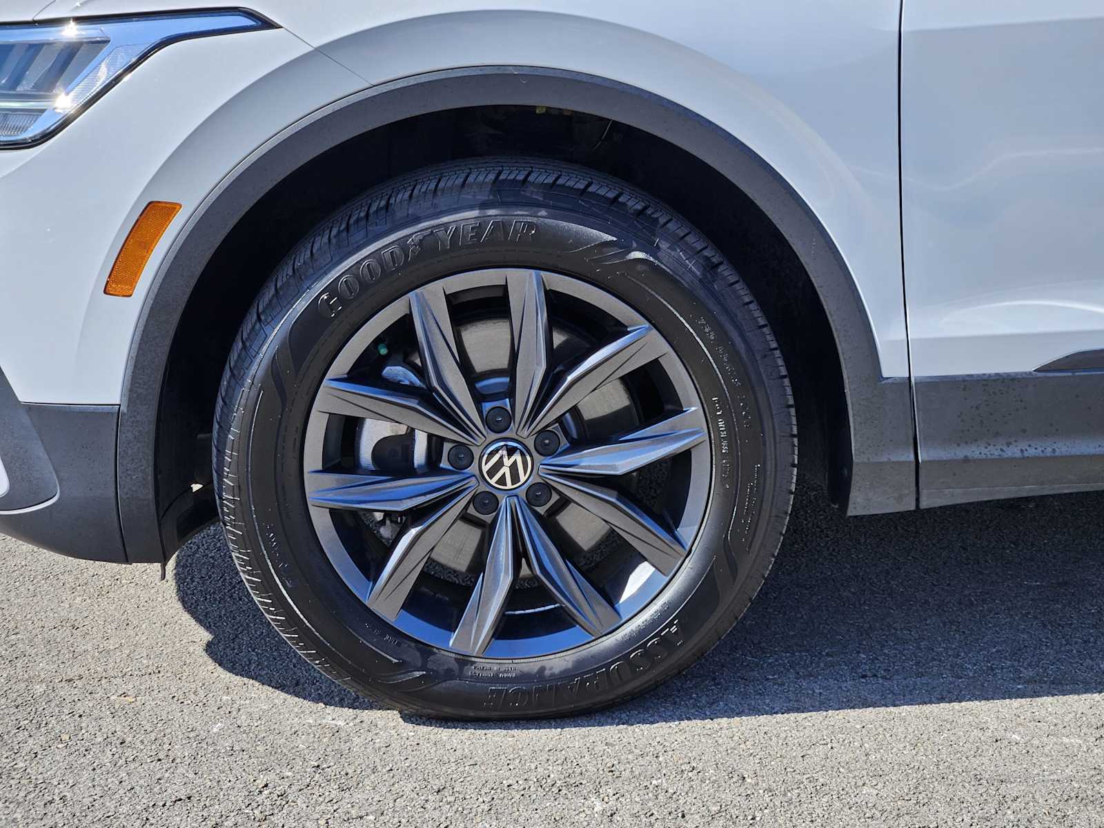 Thumbnail: 2023 Volkswagen Tiguan - 9