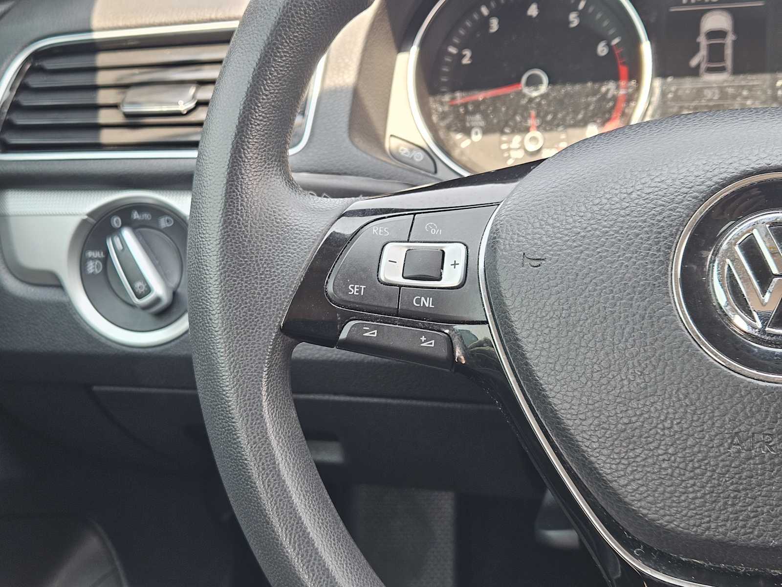 Thumbnail: 2016 Volkswagen Passat - 26