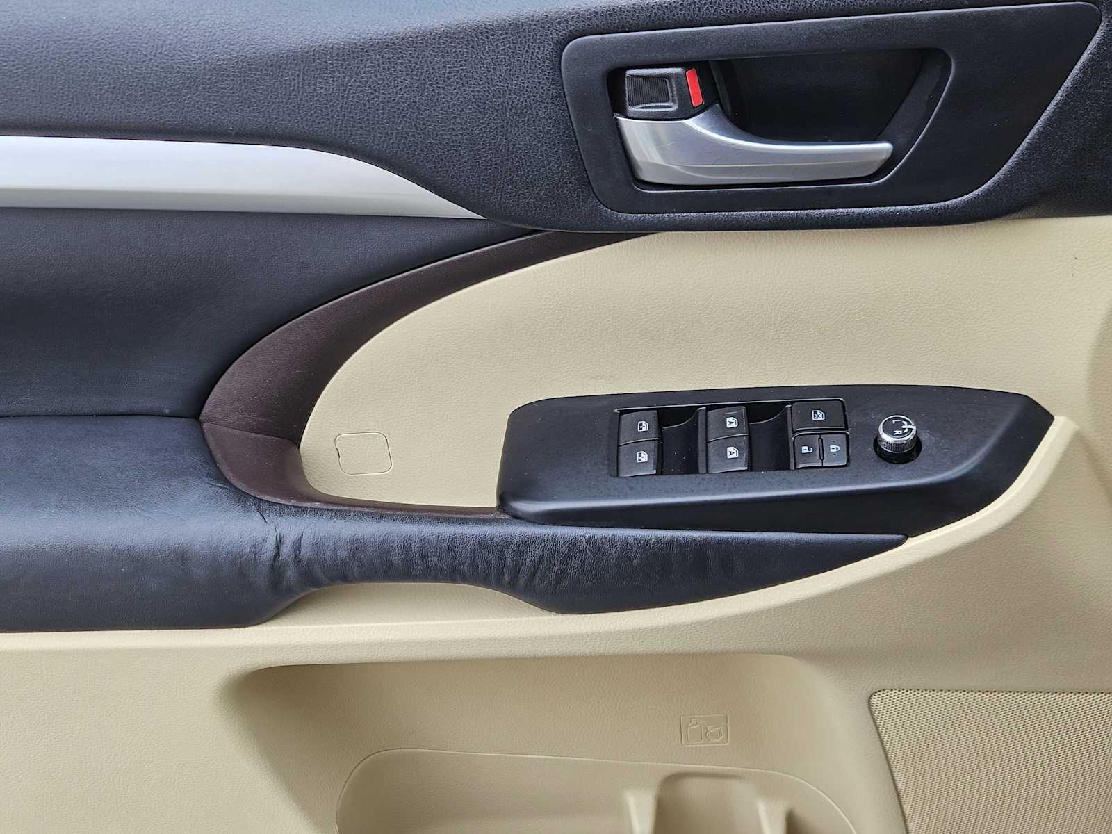 Thumbnail: 2015 Toyota Highlander - 22