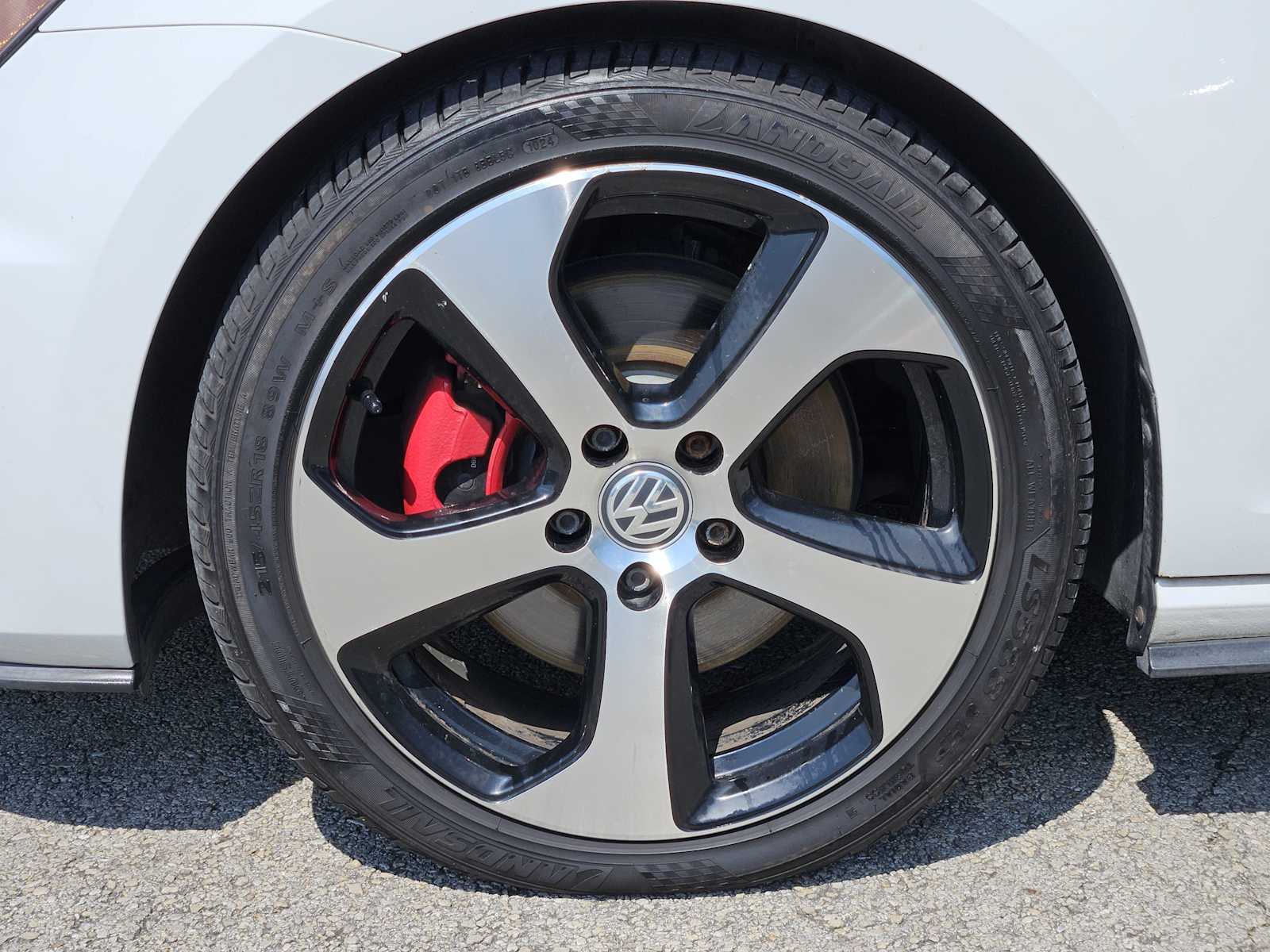 Thumbnail: 2015 Volkswagen Golf - 9