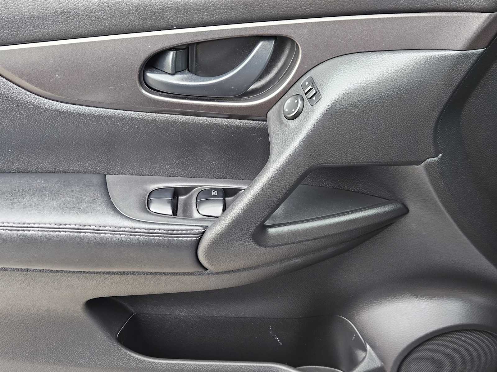 Thumbnail: 2018 Nissan Rogue Sport - 20