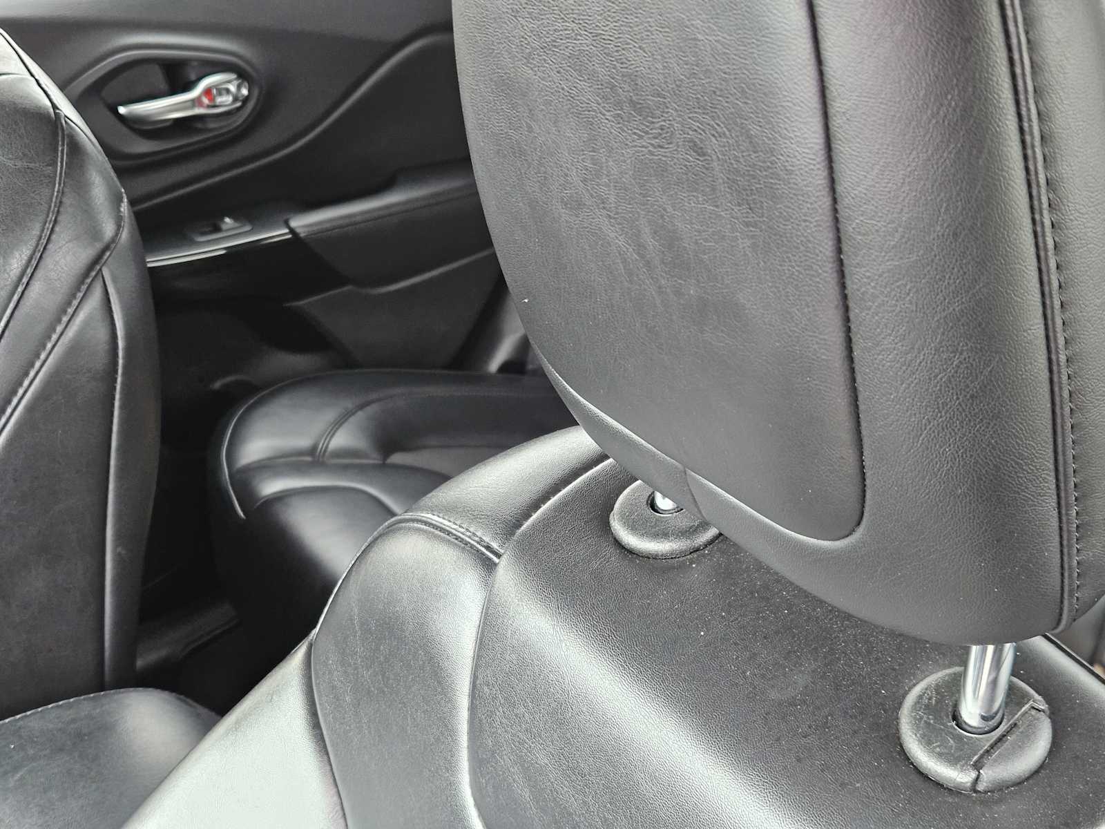 Thumbnail: 2019 Jeep Cherokee - 15