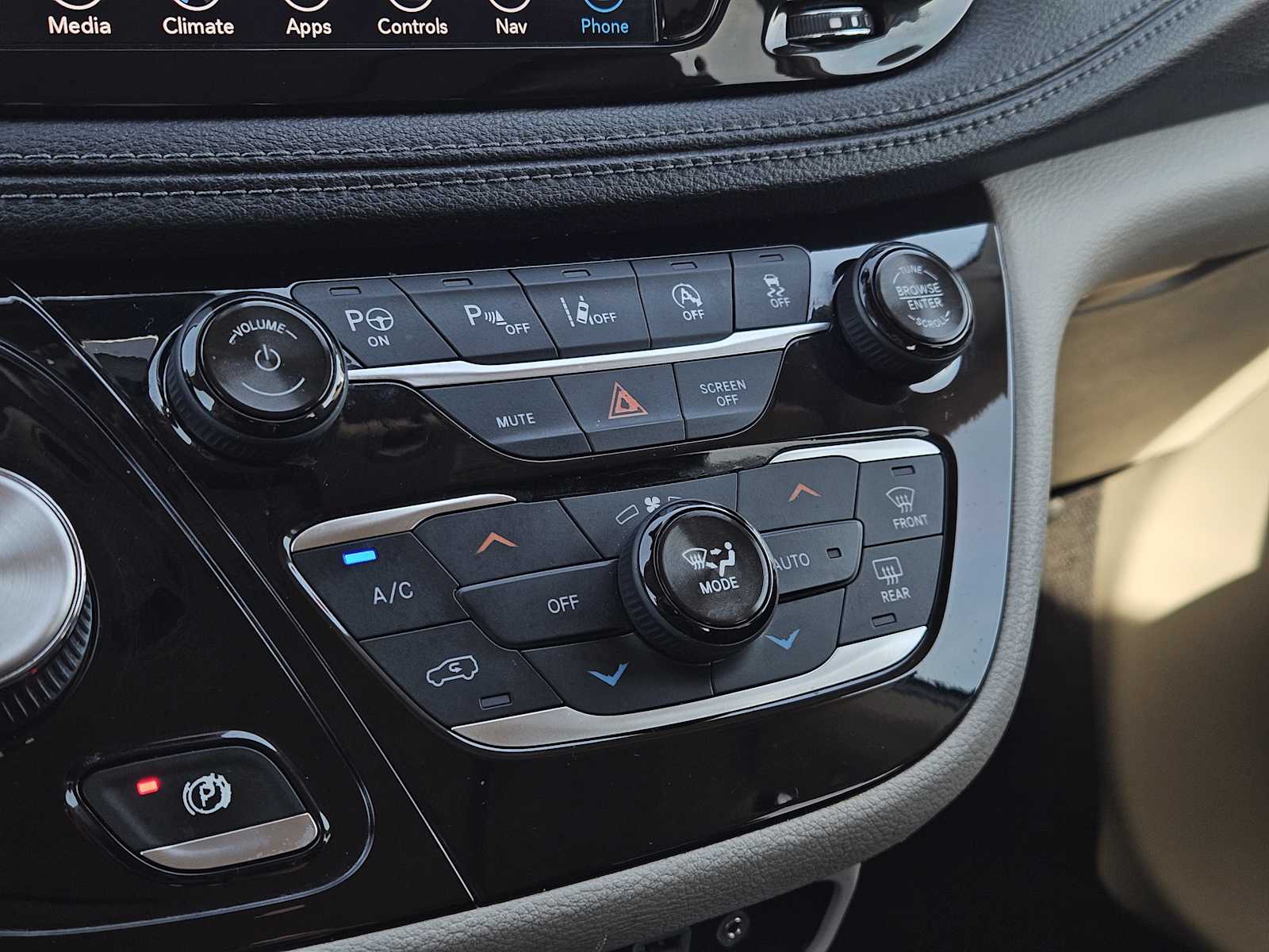 Thumbnail: 2018 Chrysler Pacifica - 18