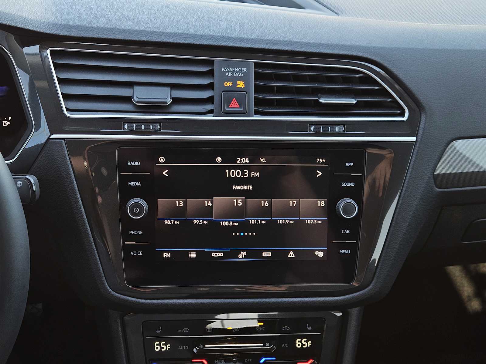 Thumbnail: 2022 Volkswagen Tiguan - 17