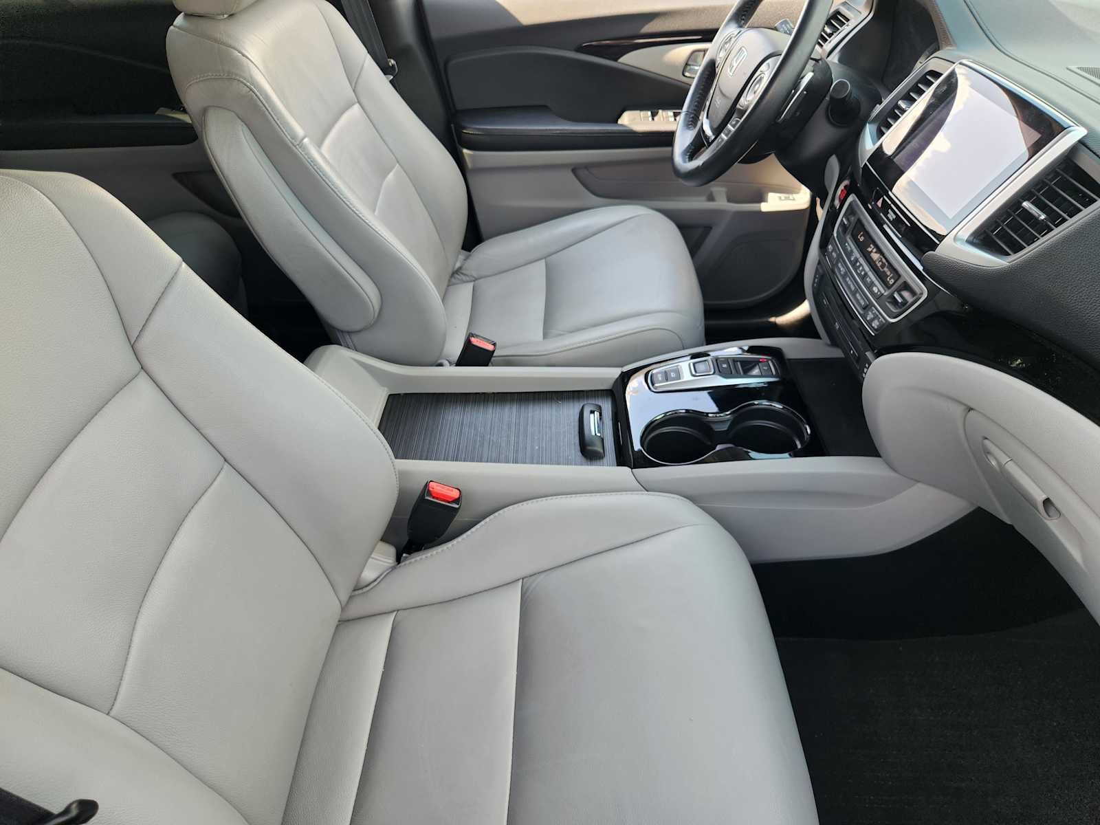 Thumbnail: 2017 Honda Pilot - 14