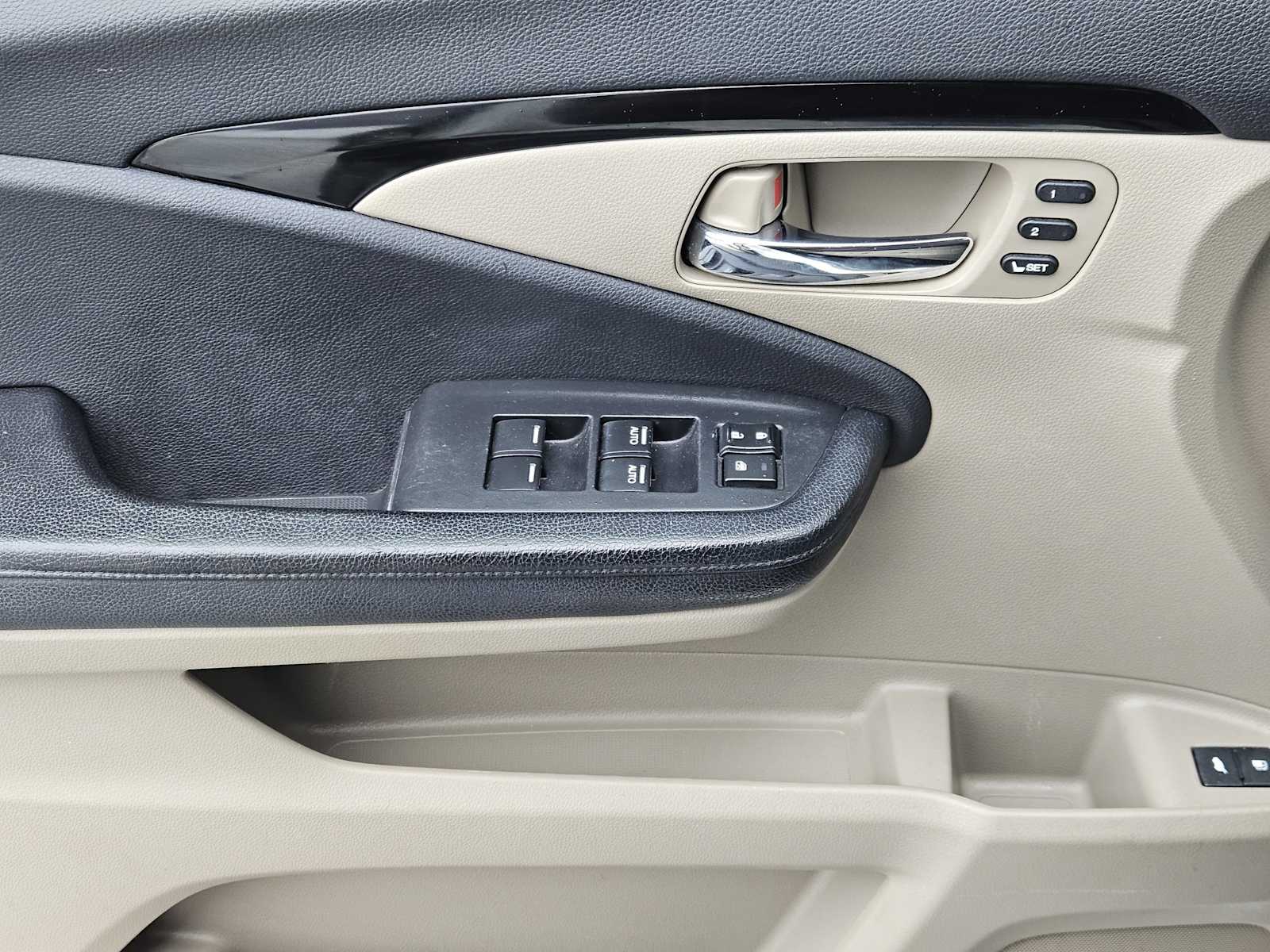 Thumbnail: 2017 Honda Pilot - 23