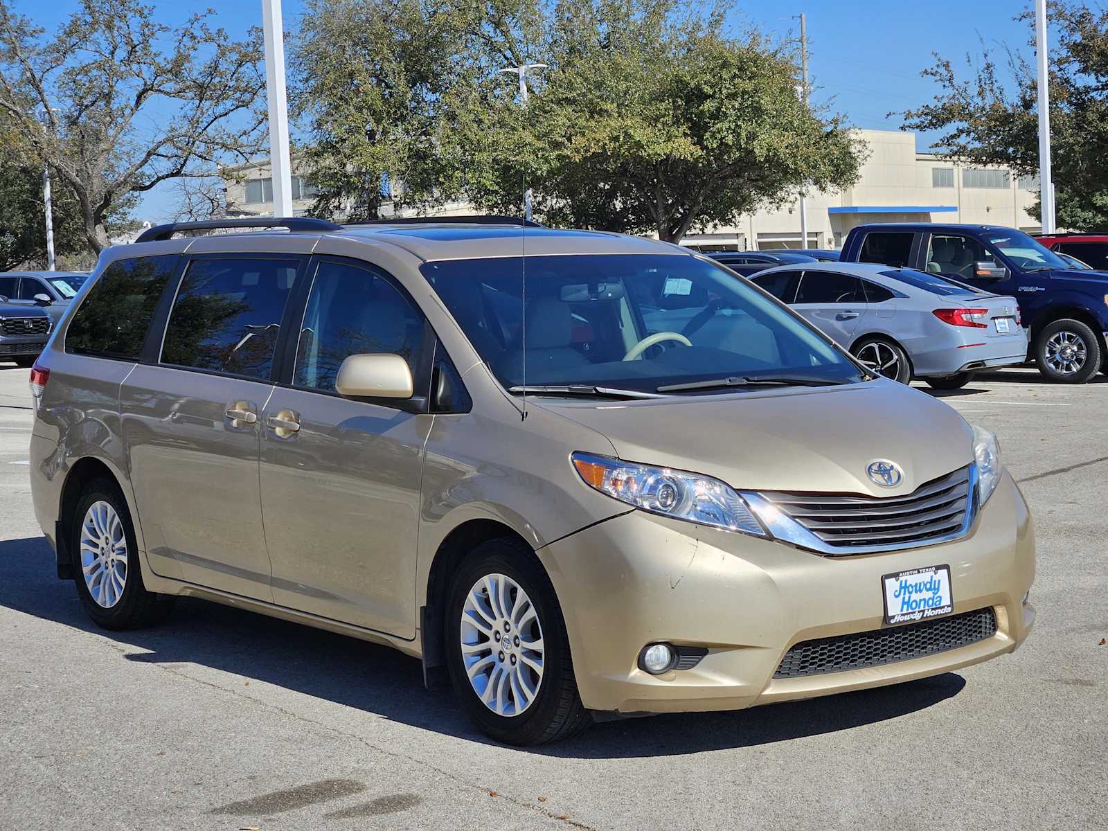 Thumbnail: 2011 Toyota Sienna - 3