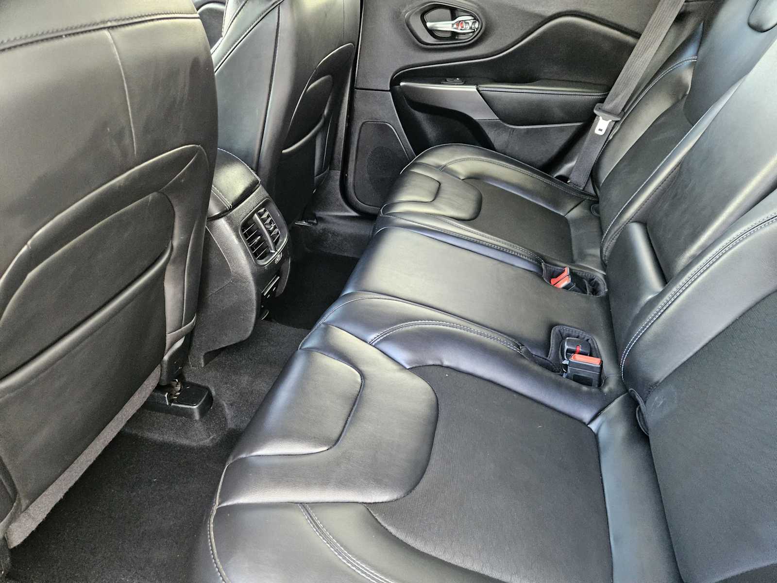 Thumbnail: 2020 Jeep Cherokee - 29