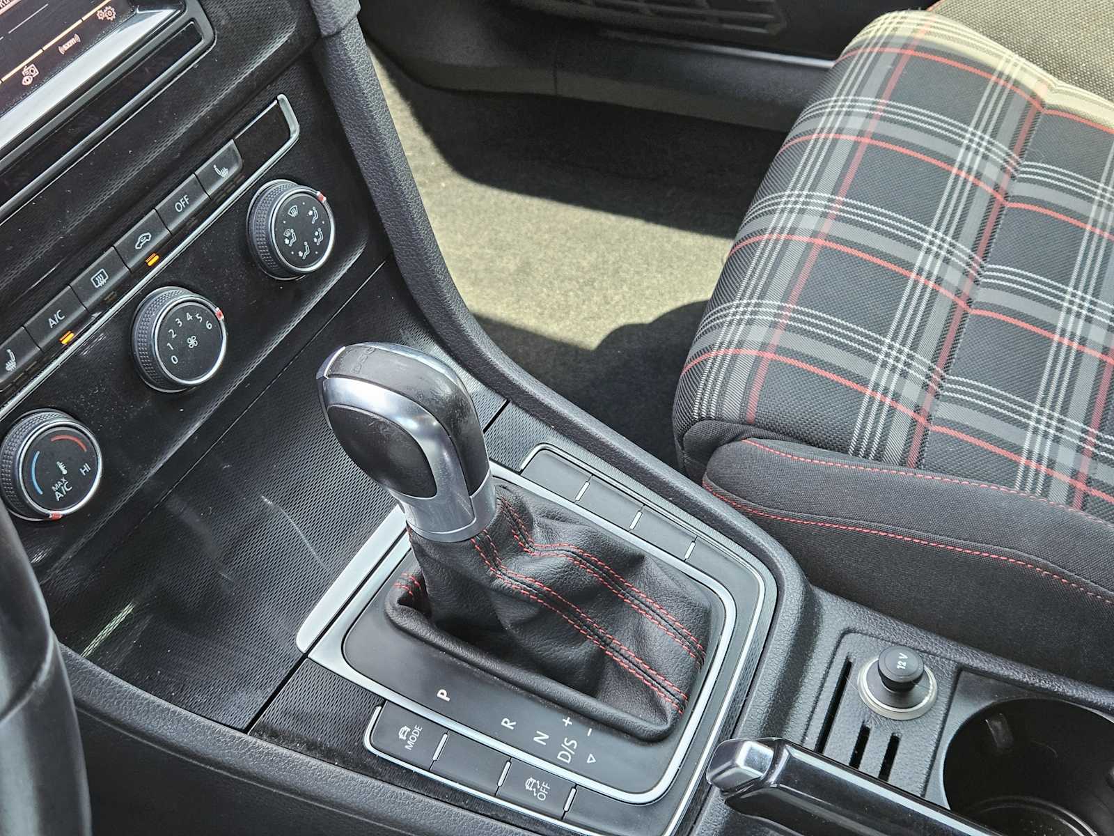 Thumbnail: 2015 Volkswagen Golf - 19