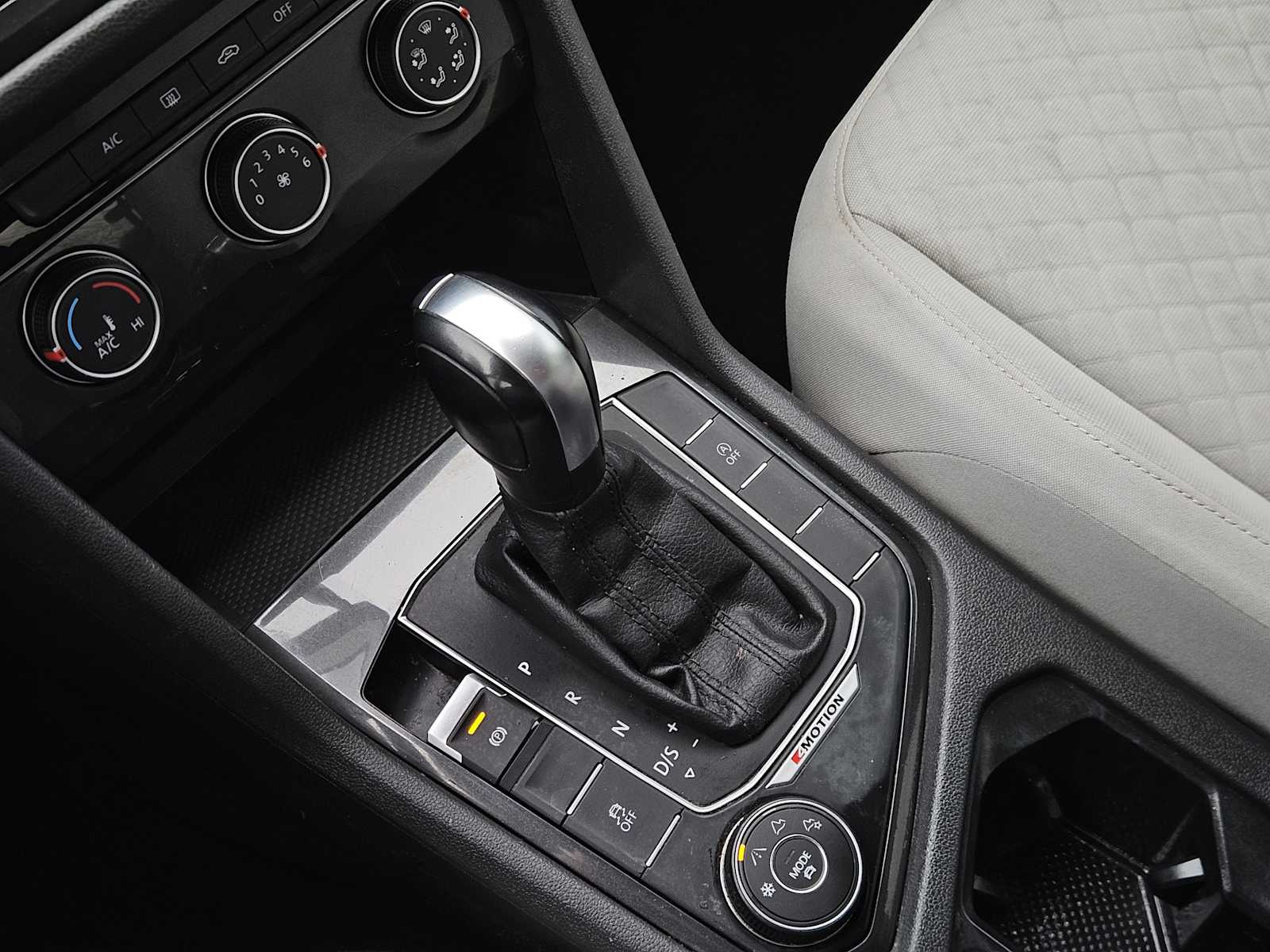 Thumbnail: 2018 Volkswagen Tiguan - 20