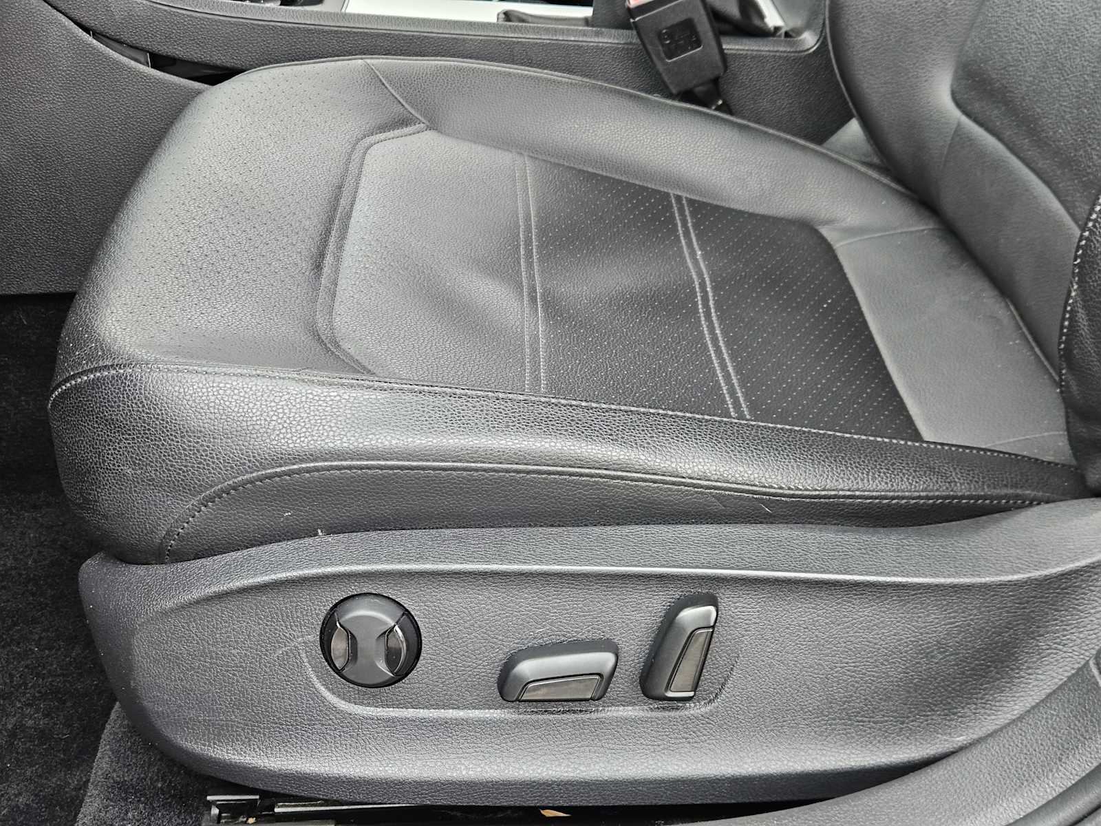 Thumbnail: 2013 Volkswagen Passat - 21