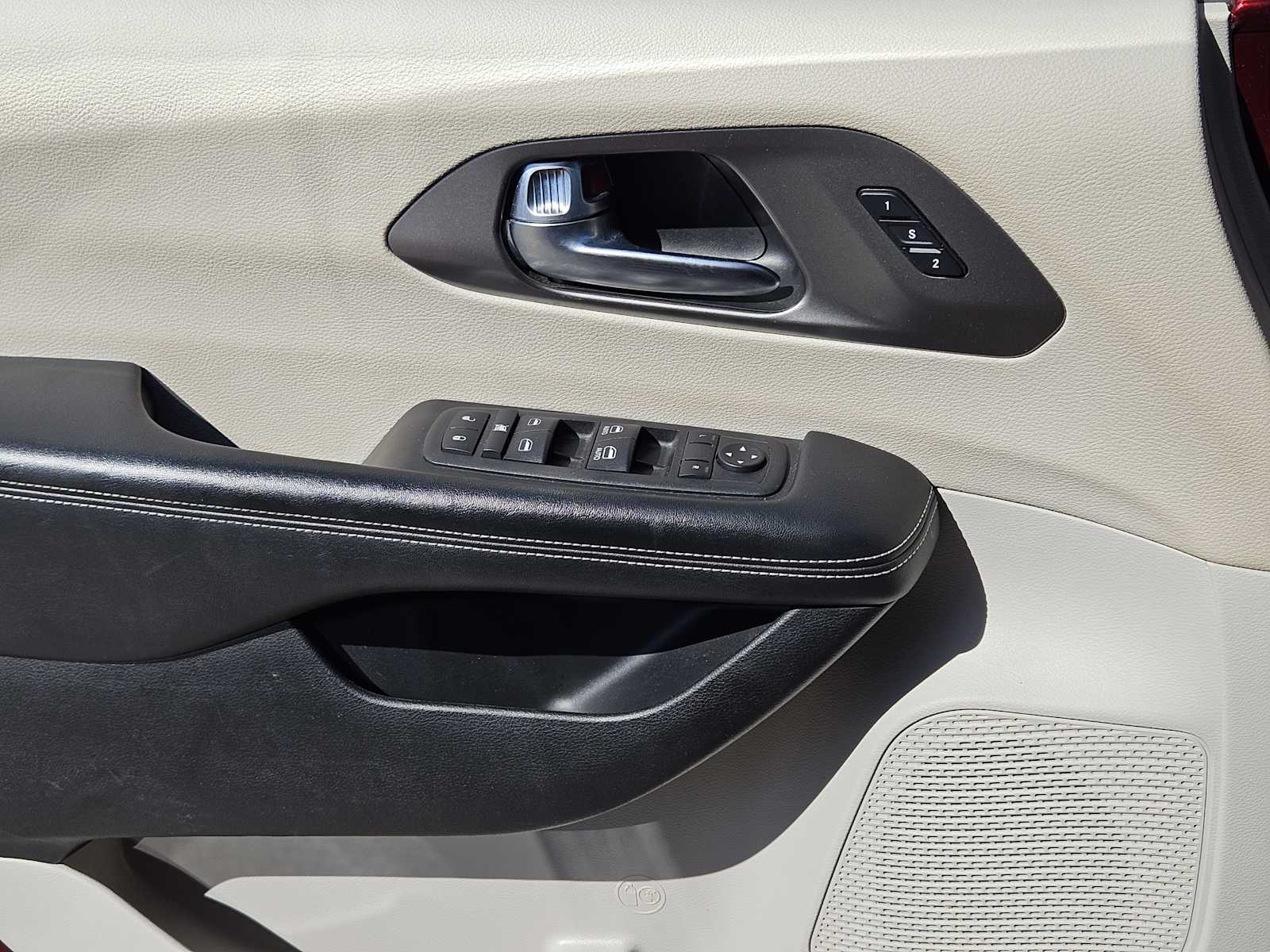 Thumbnail: 2023 Chrysler Pacifica - 21